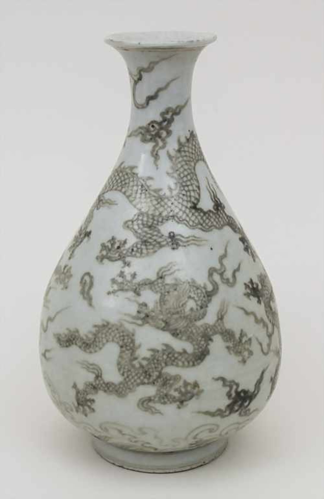 Drachenvase / A dragon vase, China, 19. Jh. Material: Porzellan, glasiert und farbig staffiert,
