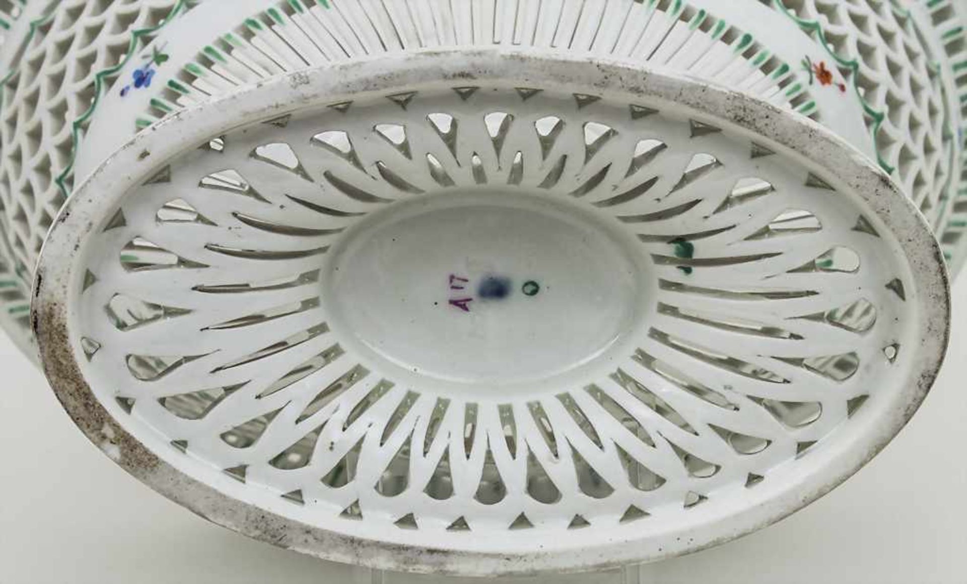 Ovale korbwandige Fußschale / An oval footed bowl, Wien, Ende 18. Jh. Material: Porzellan, weiß, - Bild 3 aus 3