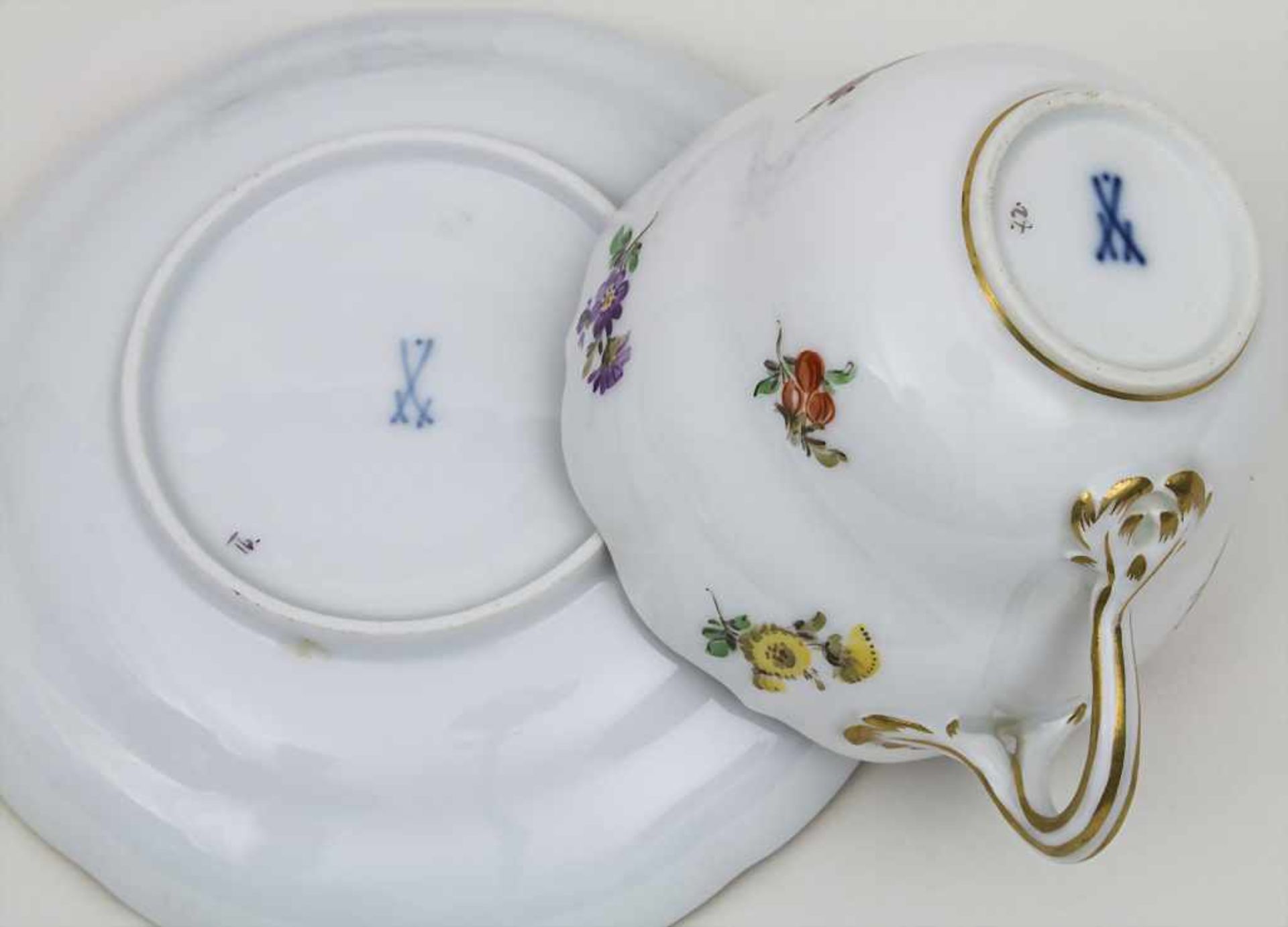 Konvolut Tassen und Schalen mit Streublumen und Goldrand / A collection of cups and bowls with - Image 2 of 2