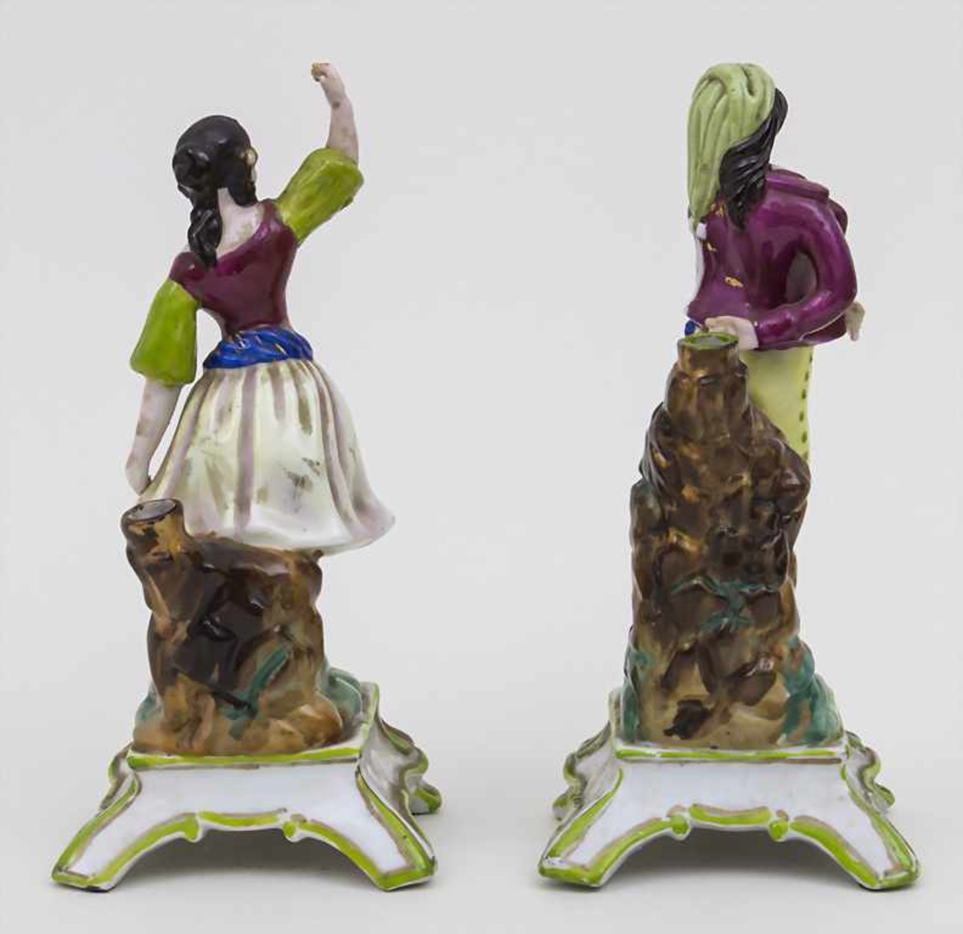 Paar Figurenvasen 'Bauerntanz' / A pair of vases 'dancing couple' Material: Porzellan, glasiert - Bild 2 aus 4