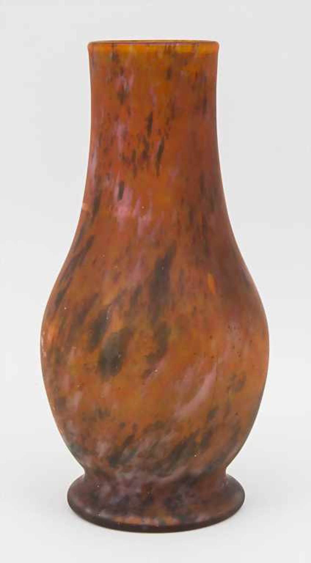 Vase mit Pulvereinschmelzungen / A vase with colour inclusions, Frankreich, um 1920 Material: