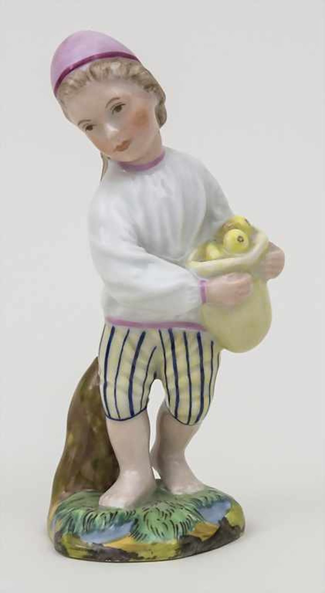 Knabe mit Birnen / A boy with pears, Höchst, Mitte 20. Jh. Material: Porzellan, weiß, polychrom