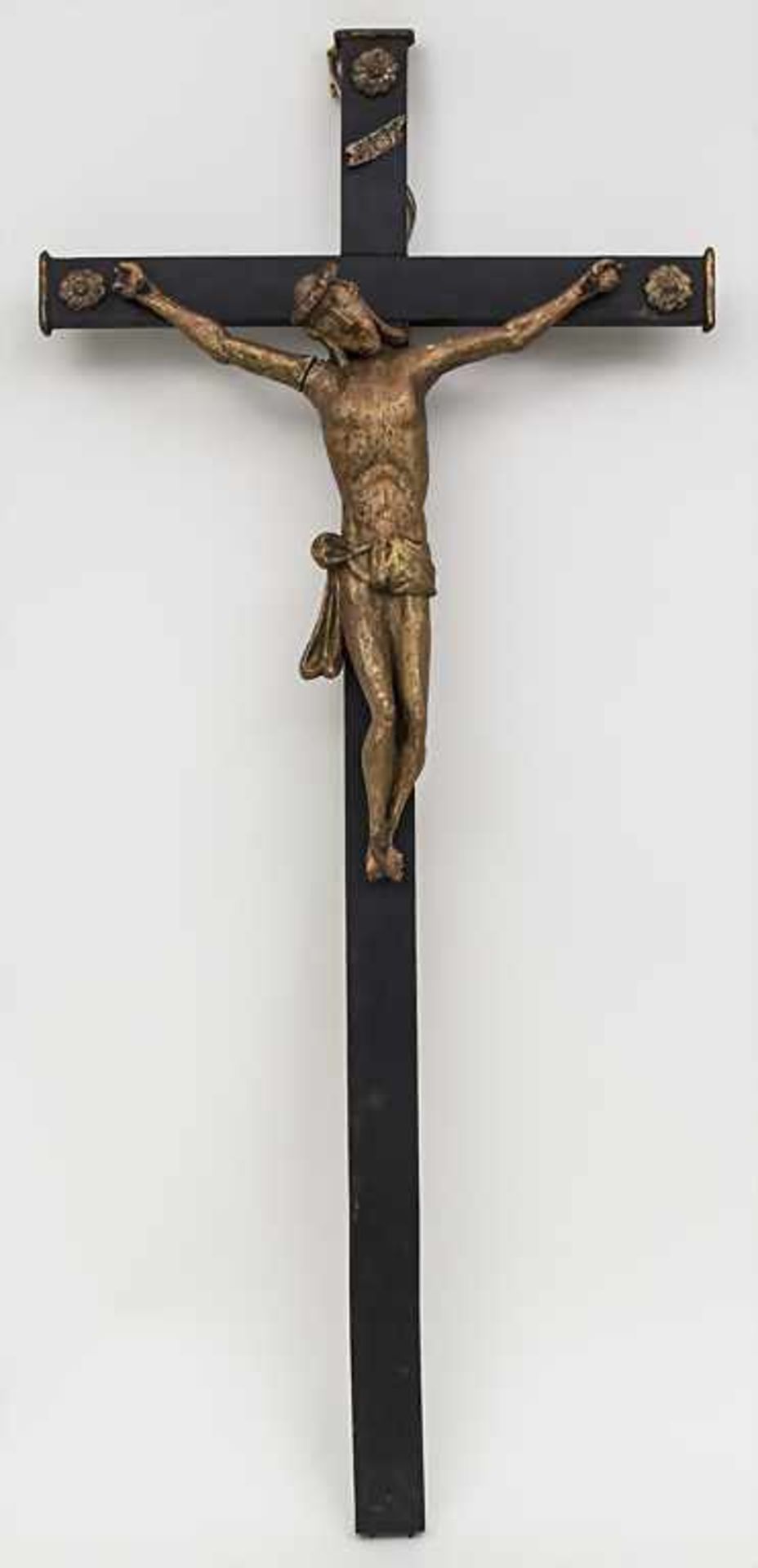 Wandkruzifix / A wall crucifix, Ende 19. Jh. Material: Holz, geschnitzt, farbig staffiert, Kreuz