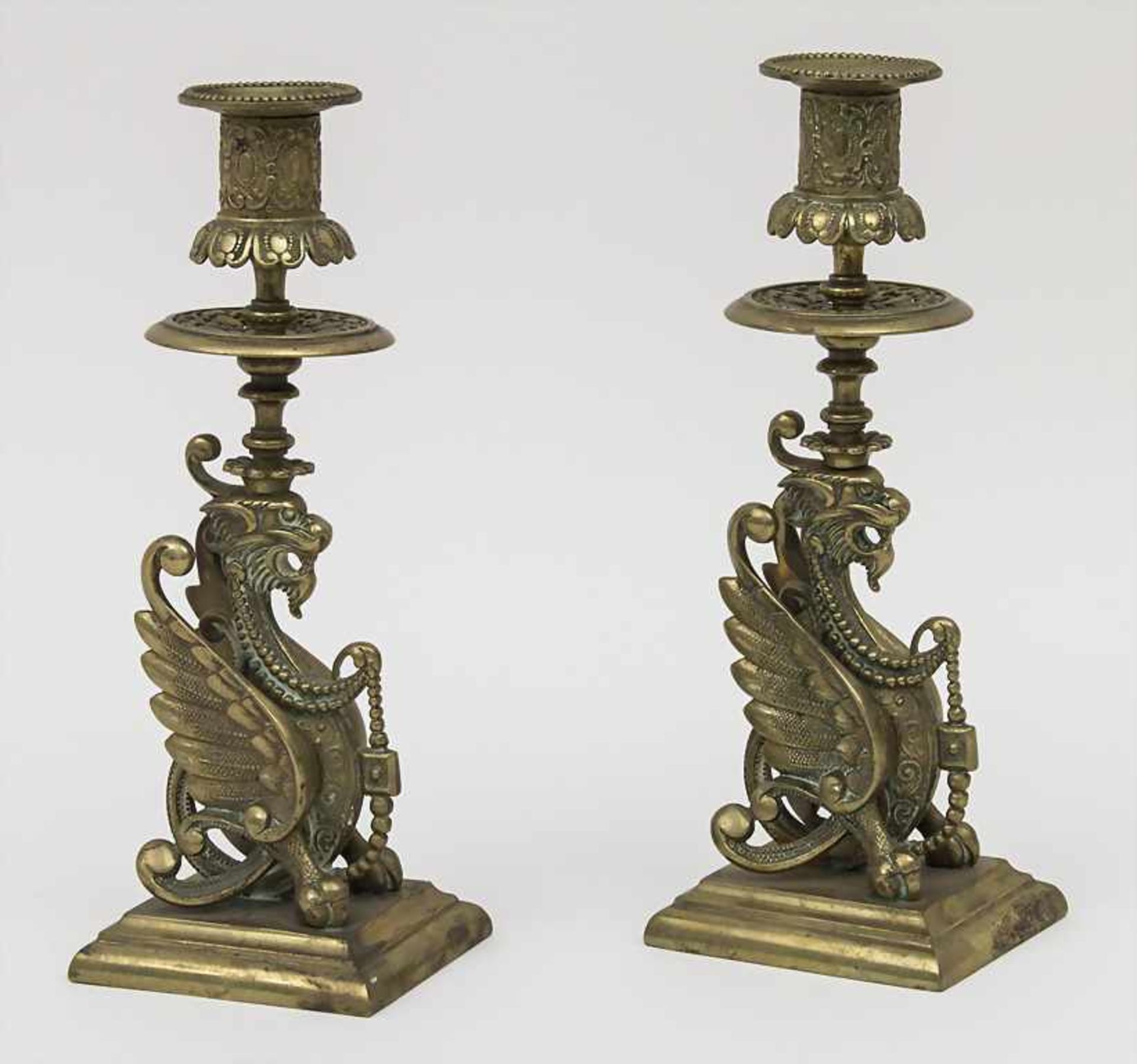 Paar Figurenleuchter 'Chimäre' / A pair of candleholders 'chimera', Ende 19. Jh. Material: Bronze,