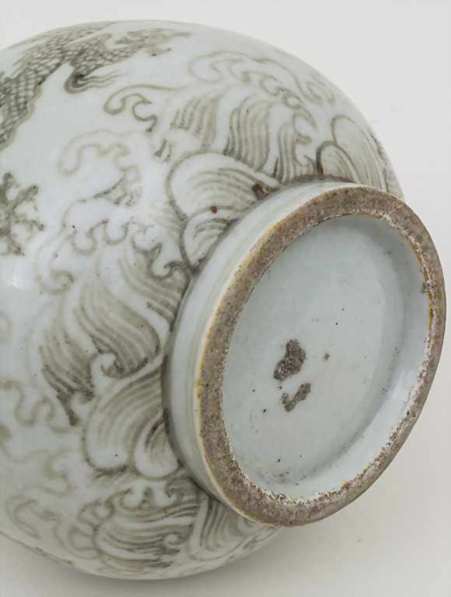 Drachenvase / A dragon vase, China, 19. Jh. Material: Porzellan, glasiert und farbig staffiert, - Bild 2 aus 2