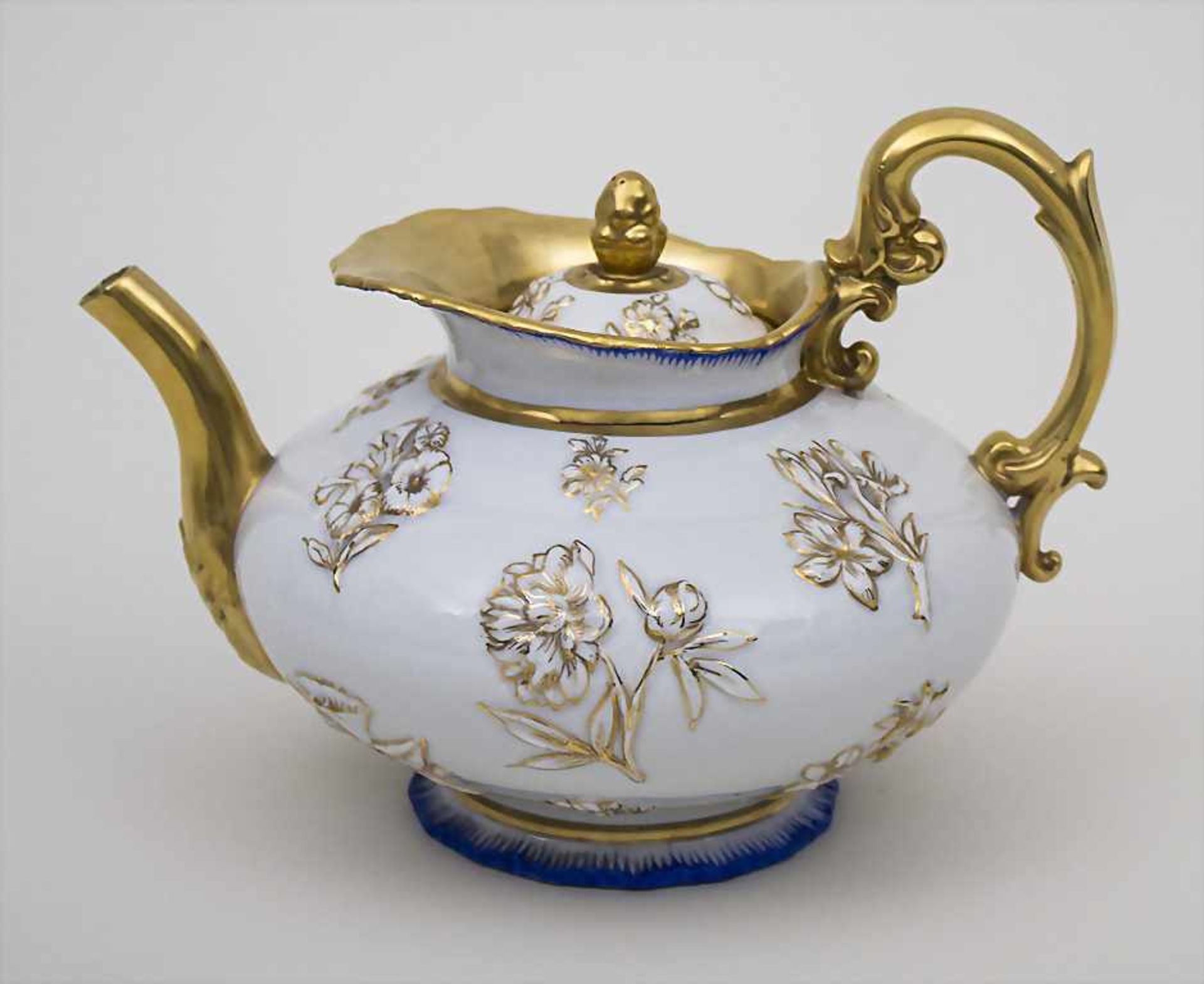 Teekanne mit Blütendekor / A teapot with flowers, Meissen, um 1800 Material: Porzellan, glasiert und