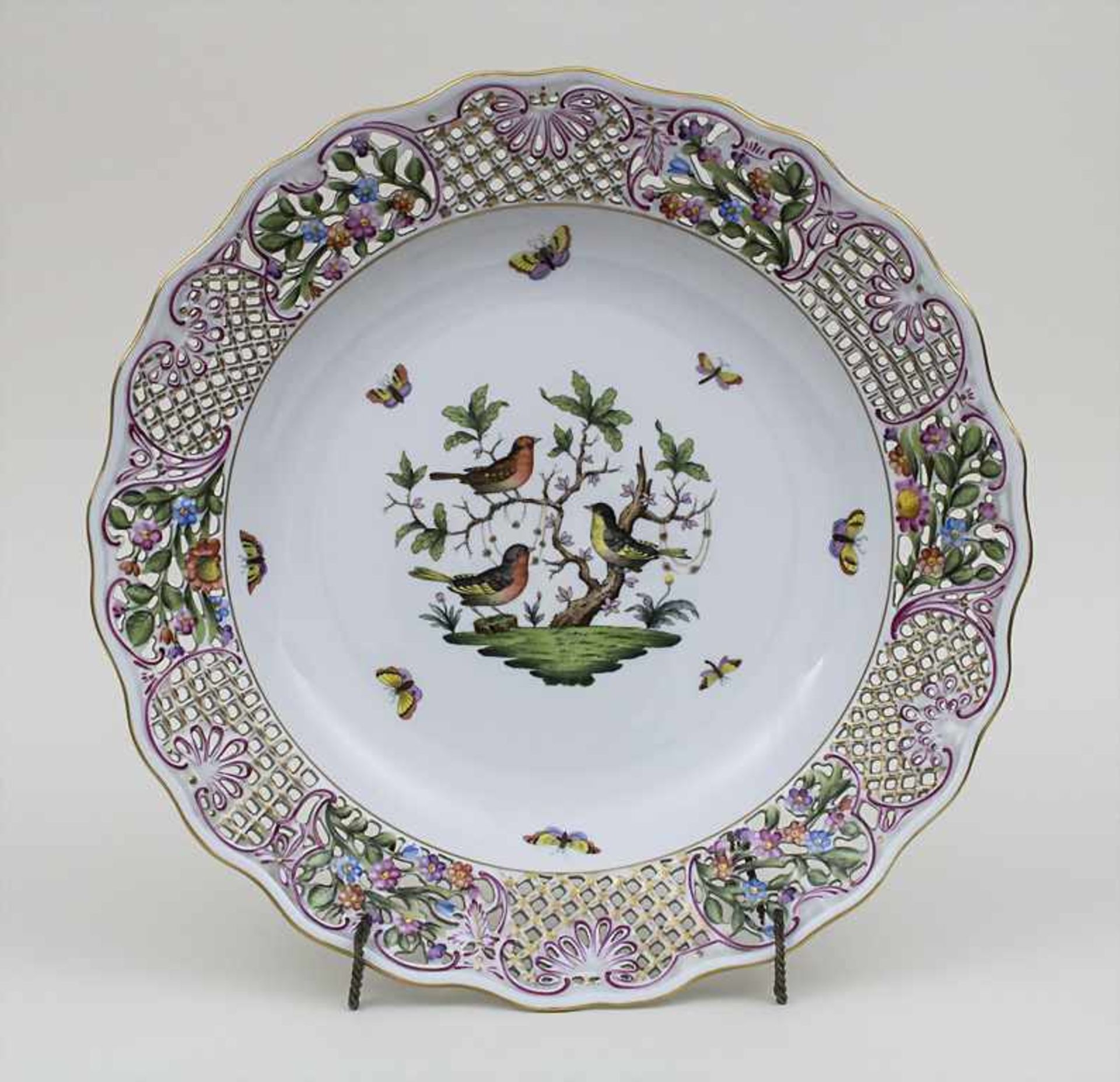 Große Schale / A large dish, Herend, 2. Hälfte 20. Jh. Material: Porzellan, weiß, polychrom