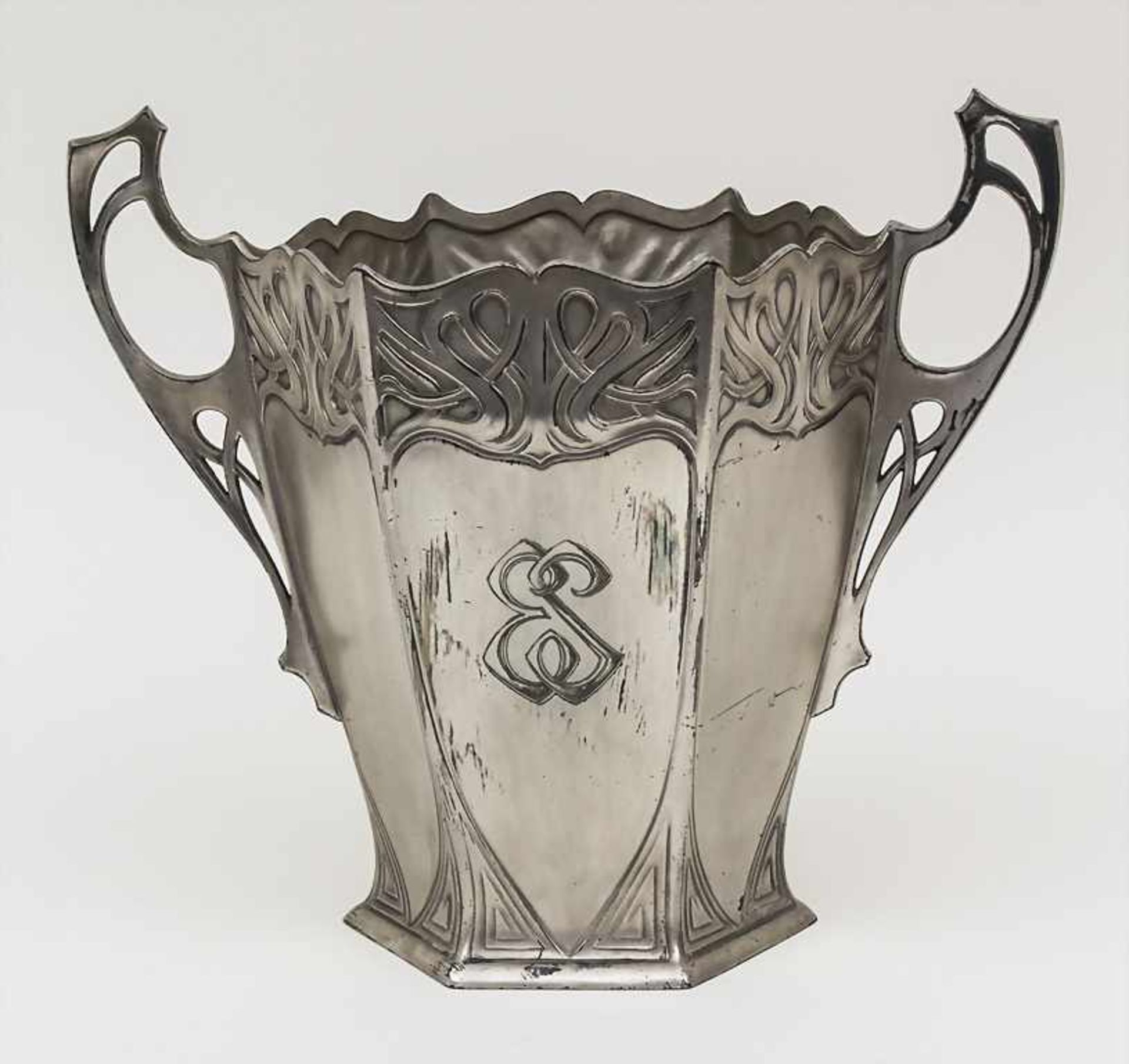 Sektkühler / A champagne cooler, WMF, Geislingen, um 1900 Material: Britanniametall, versilbert,