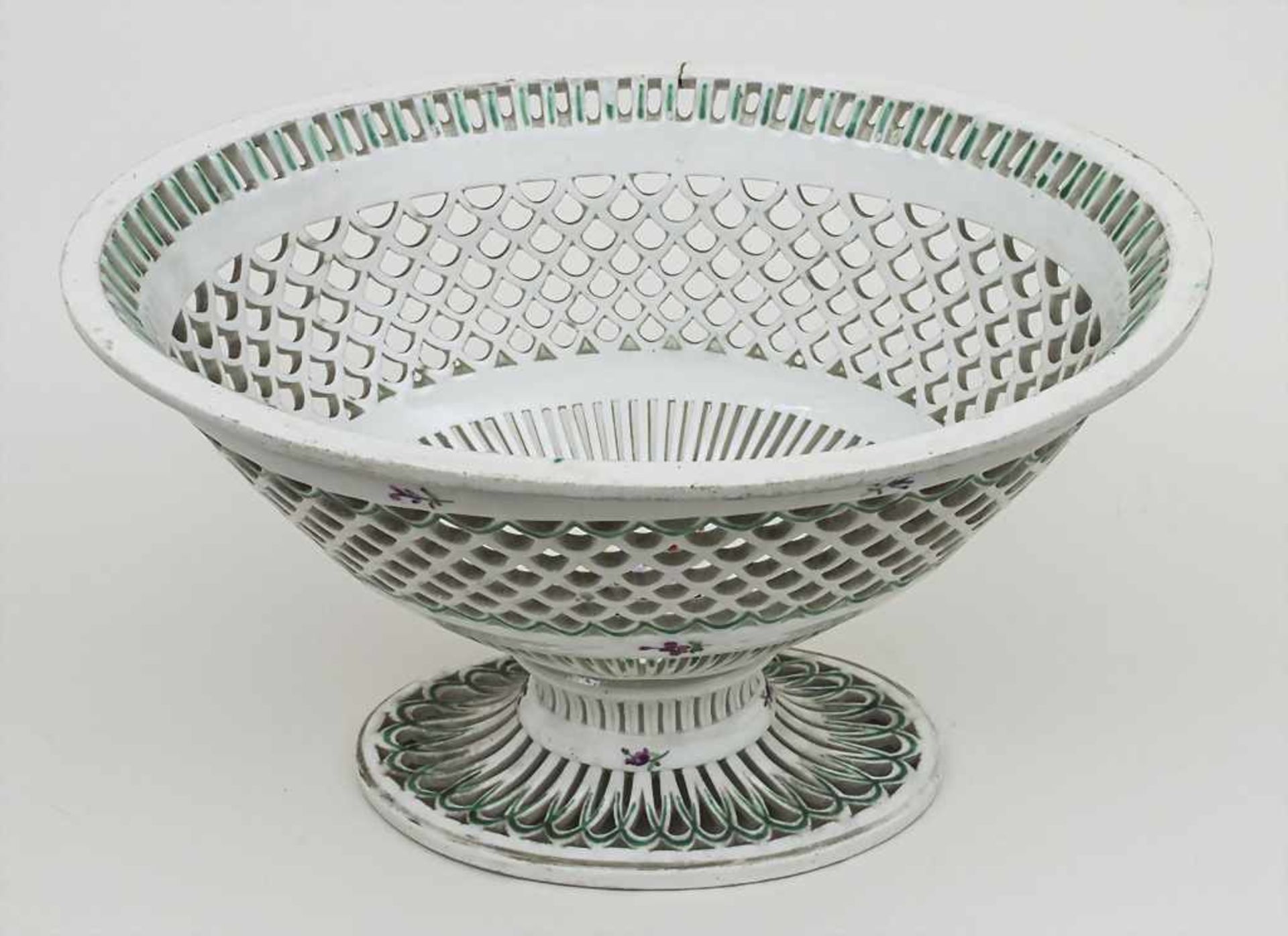 Ovale korbwandige Fußschale / An oval footed bowl, Wien, Ende 18. Jh. Material: Porzellan, weiß,