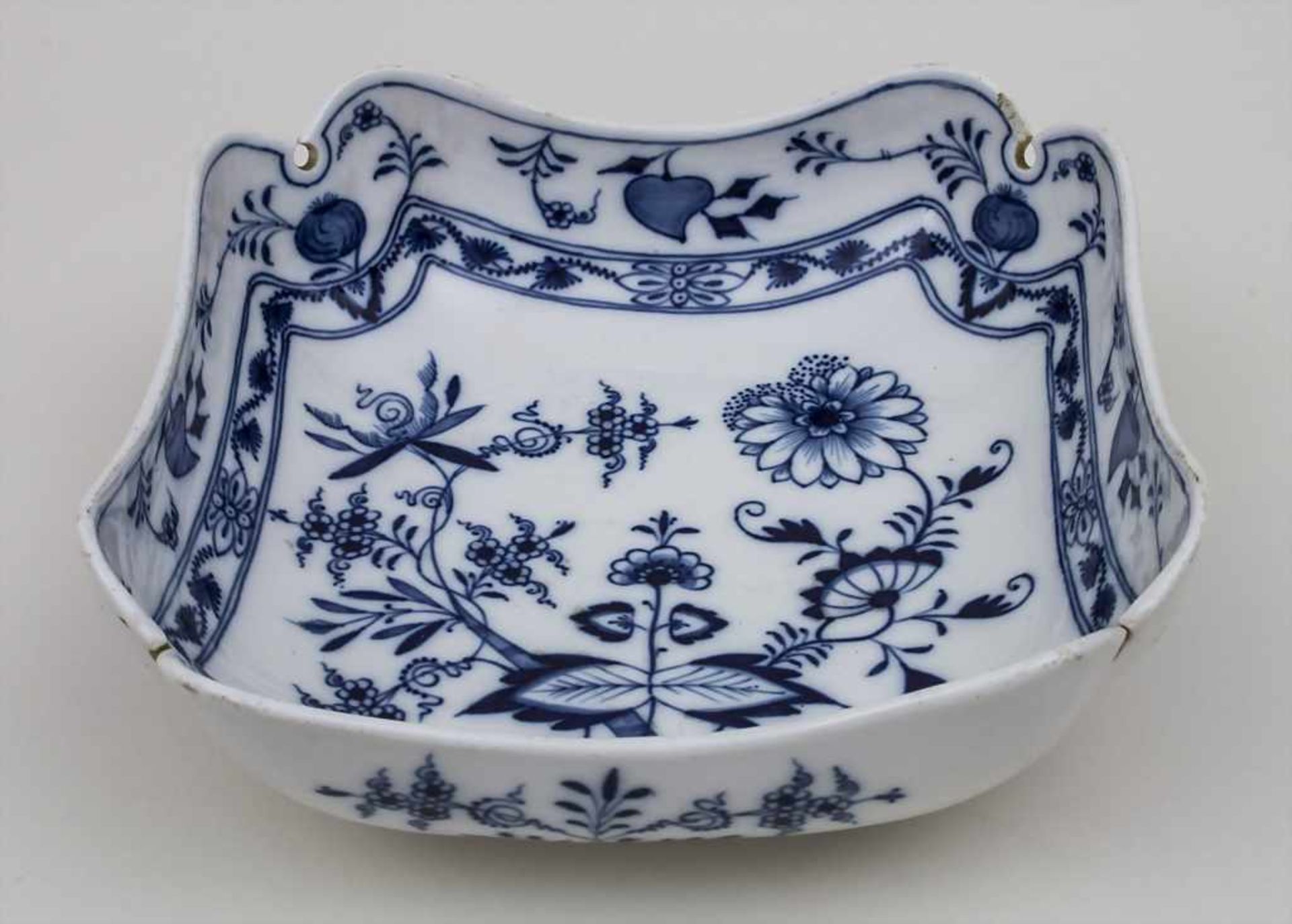 Kleine Gemüseschale mit Zwiebelmuster / A serving bowl with Onion Pattern, Meissen, Mitte 19. Jh.