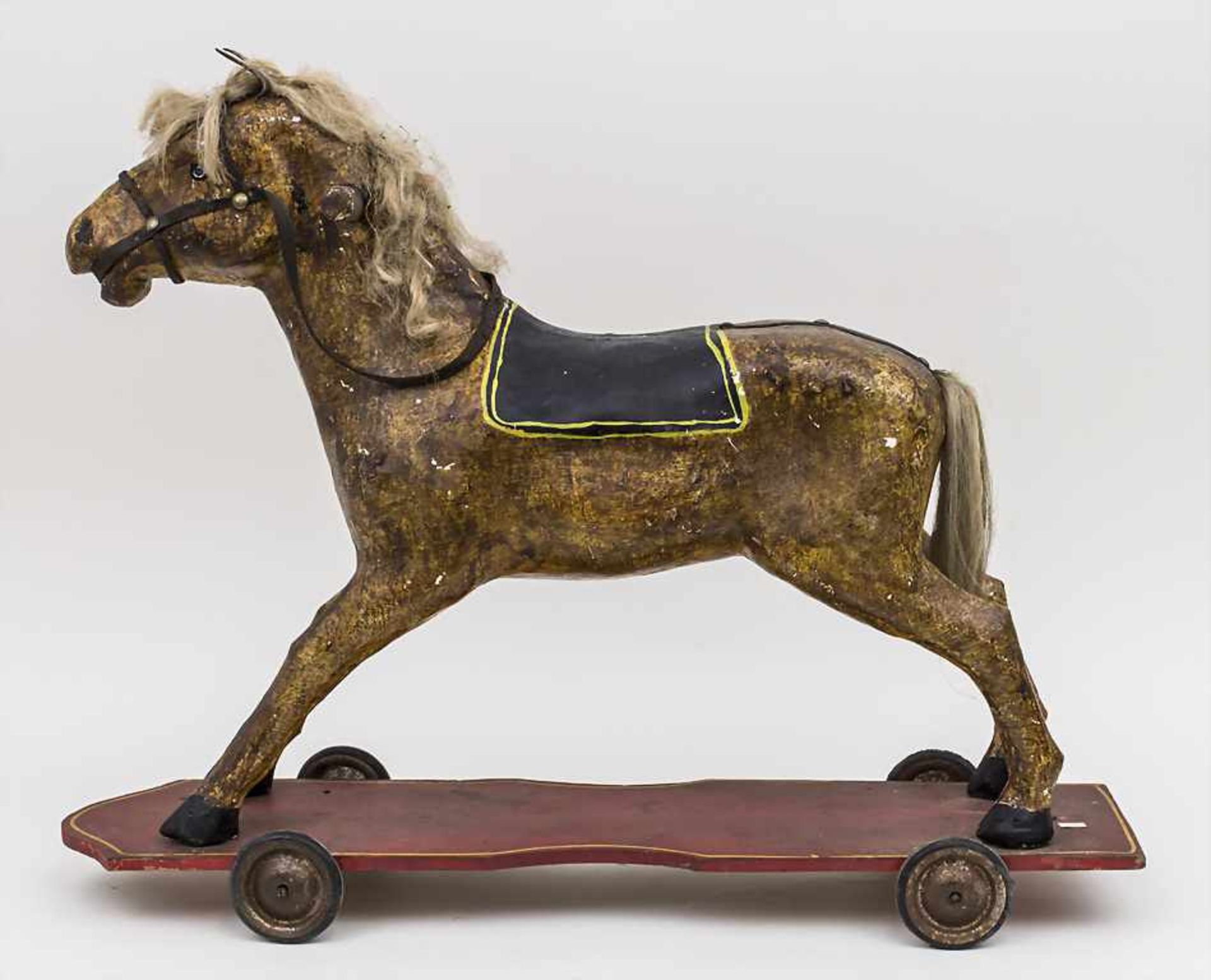 Spielzeugpferd auf Rollen / A toy horse on wheels, um 1900 Material: farbig gefasst, auf Platte - Bild 2 aus 2