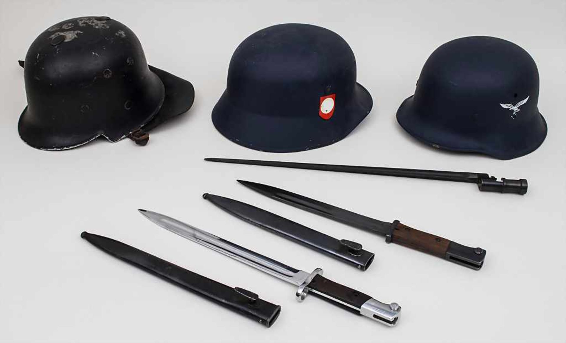Lot 3 Helme und 3 Bayonette / 3 helmets and 3 bayonets Material: Helme aus Metall, 2x mit