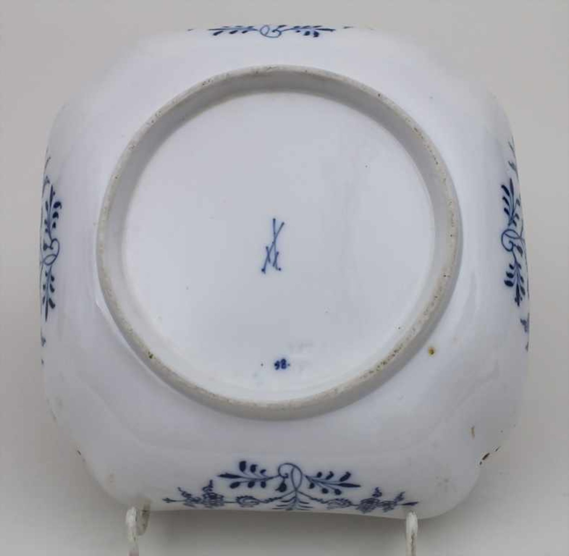 Kleine Gemüseschale mit Zwiebelmuster / A serving bowl with Onion Pattern, Meissen, Mitte 19. Jh. - Bild 2 aus 2