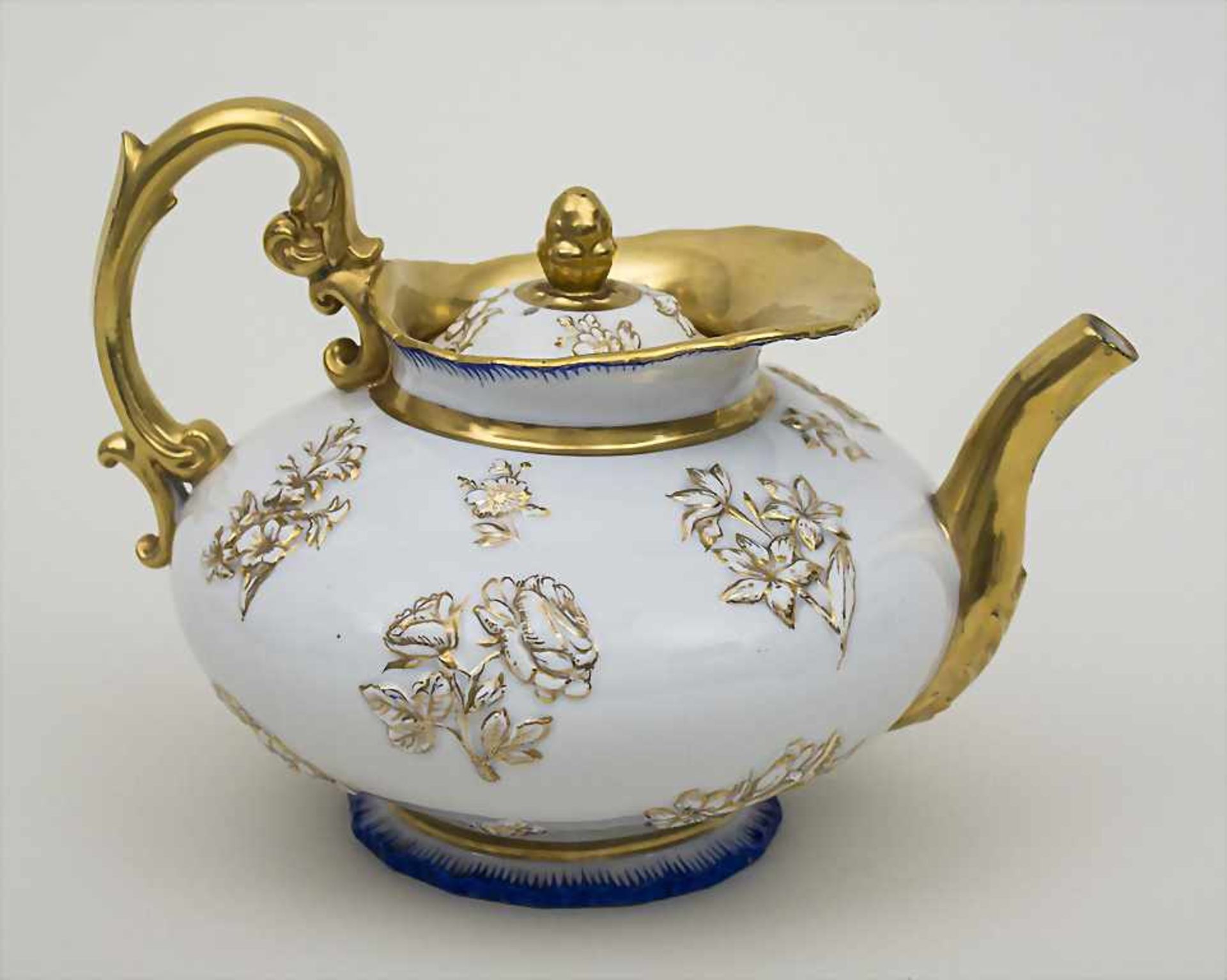 Teekanne mit Blütendekor / A teapot with flowers, Meissen, um 1800 Material: Porzellan, glasiert und - Image 2 of 4