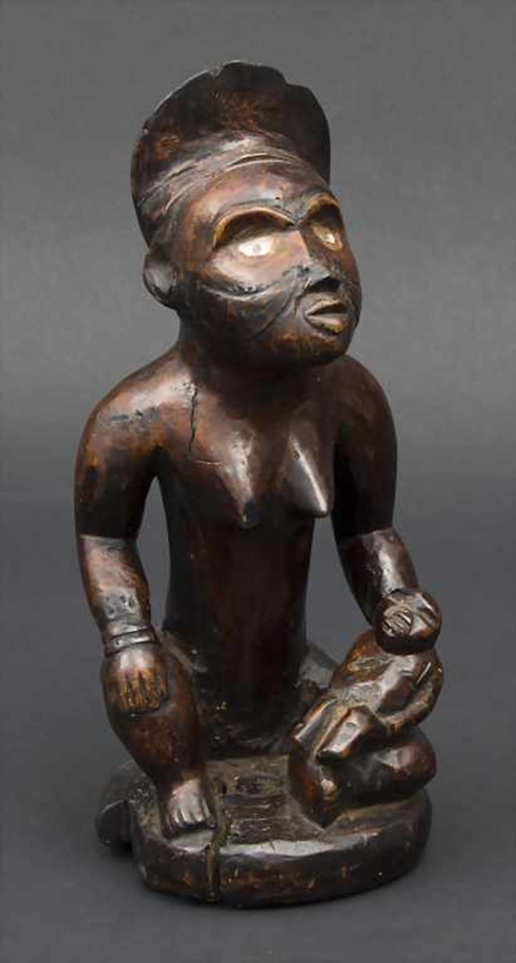 Mutterfigur / A mother figurine, Bakongo-Yombe, Dem. Rep. Kongo Material: Holz, mit schöner,