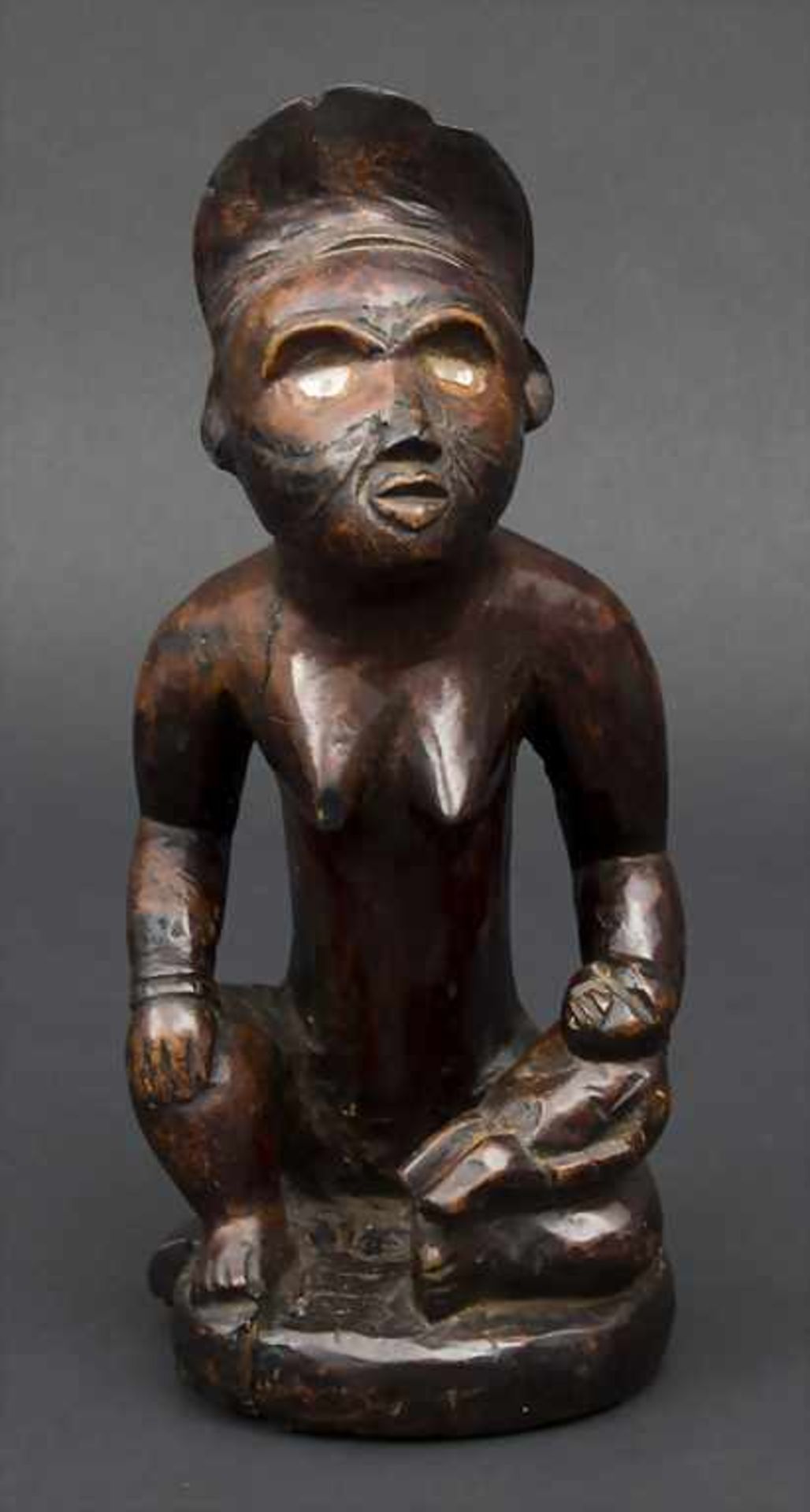 Mutterfigur / A mother figurine, Bakongo-Yombe, Dem. Rep. Kongo Material: Holz, mit schöner, - Bild 2 aus 2