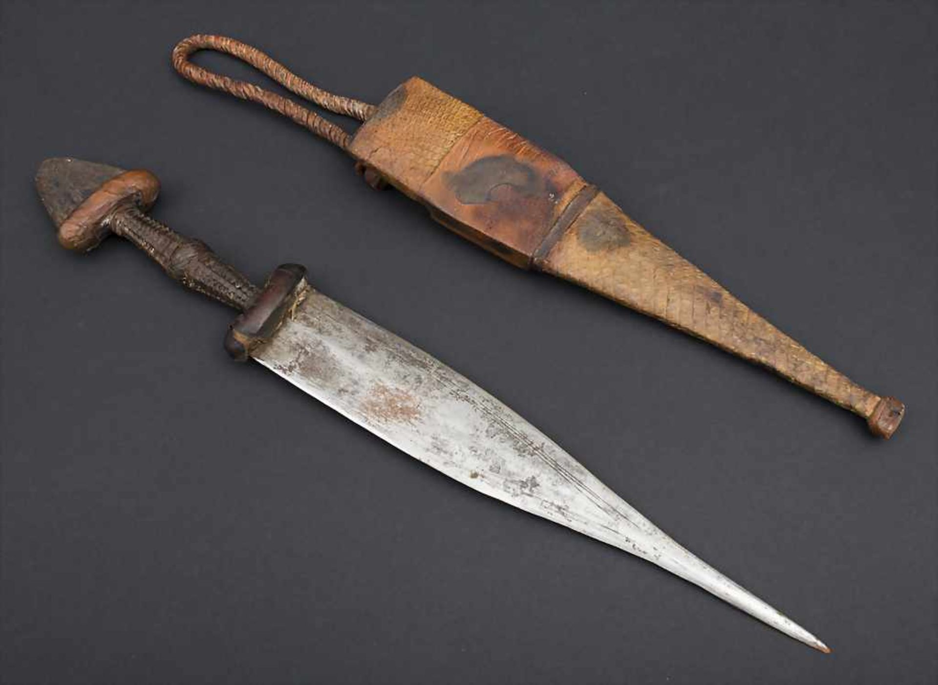 Dolch / A dagger, Tuareg, Nordafrika Material: lederummantelter Stahlgriff mit beidseitig