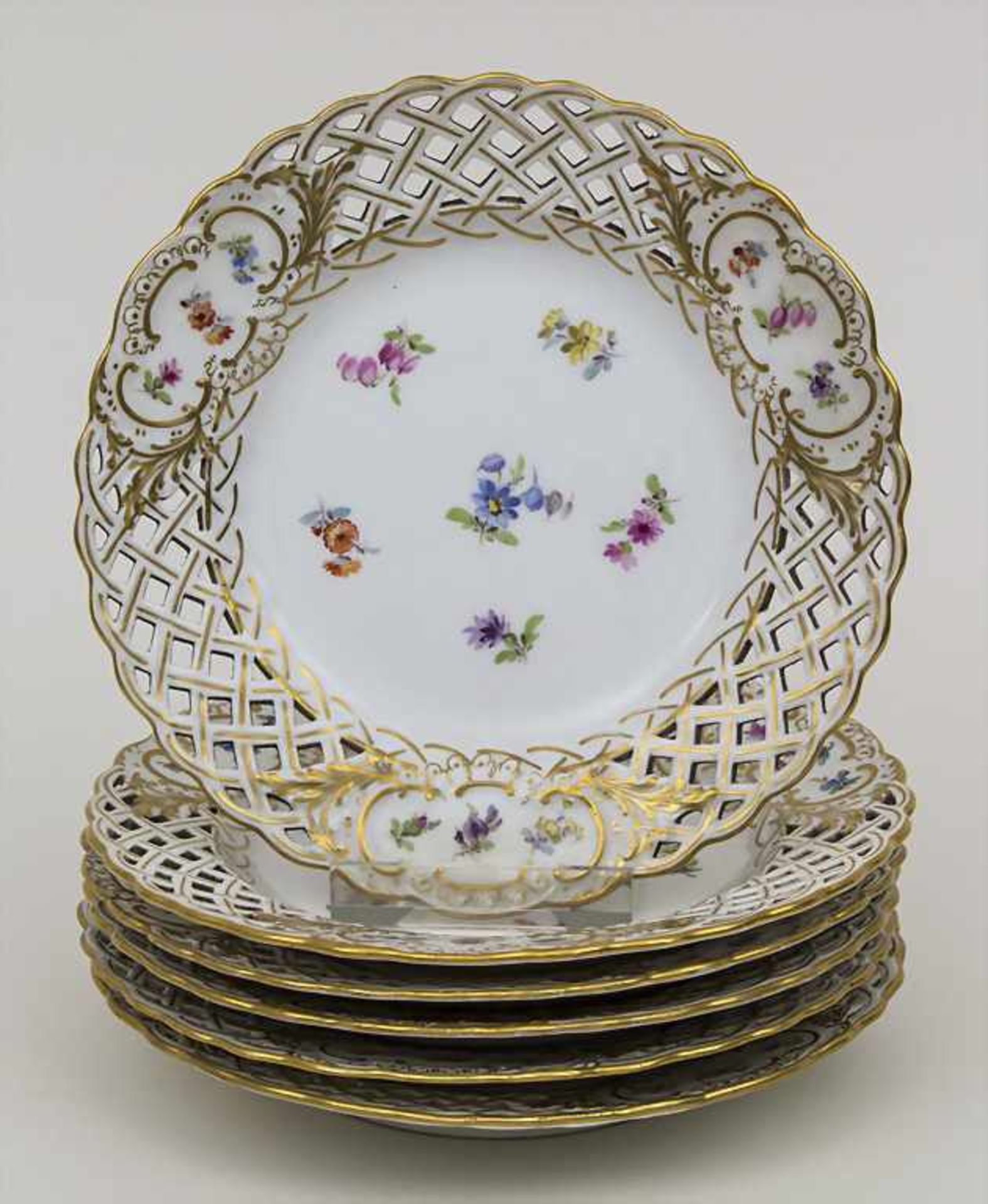 6 Gebäckteller mit Streublumen und Korbrand / 6 biscuit plates with scattered flowers, Meissen, um