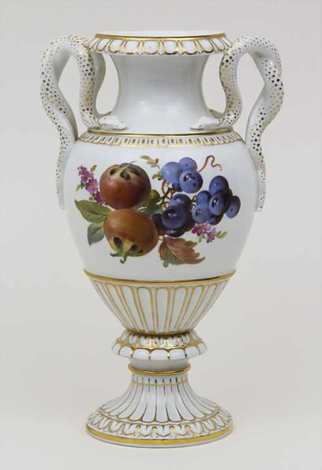 Schlangenhenkelvase mit Früchten / A snake handle vase with fruits, Meissen, nach 1934 Material: