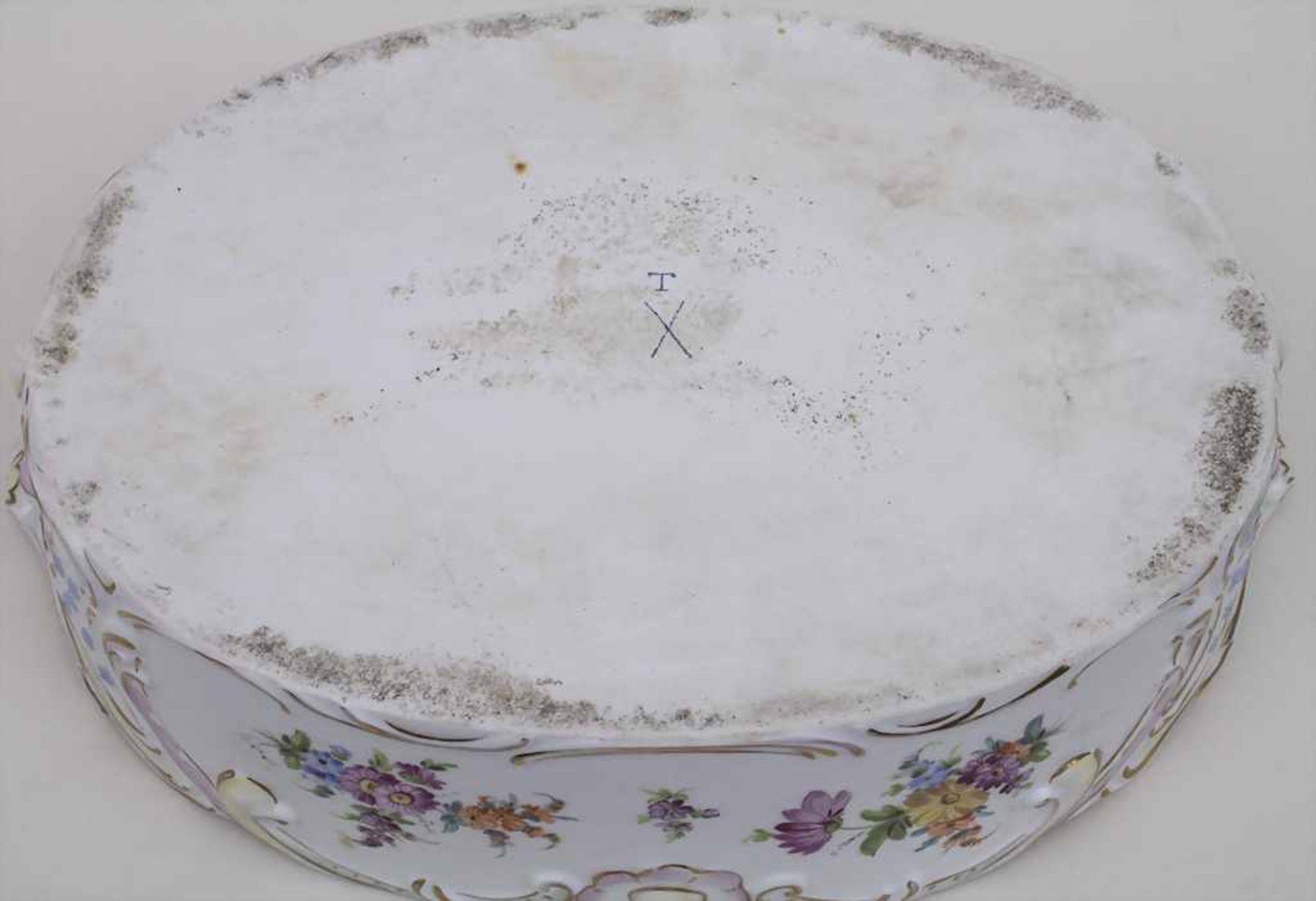 Große ovale Schale / A huge oval bowl, Carl Thieme, Potschappel, um 1880 Material: Porzellan, - Image 2 of 2