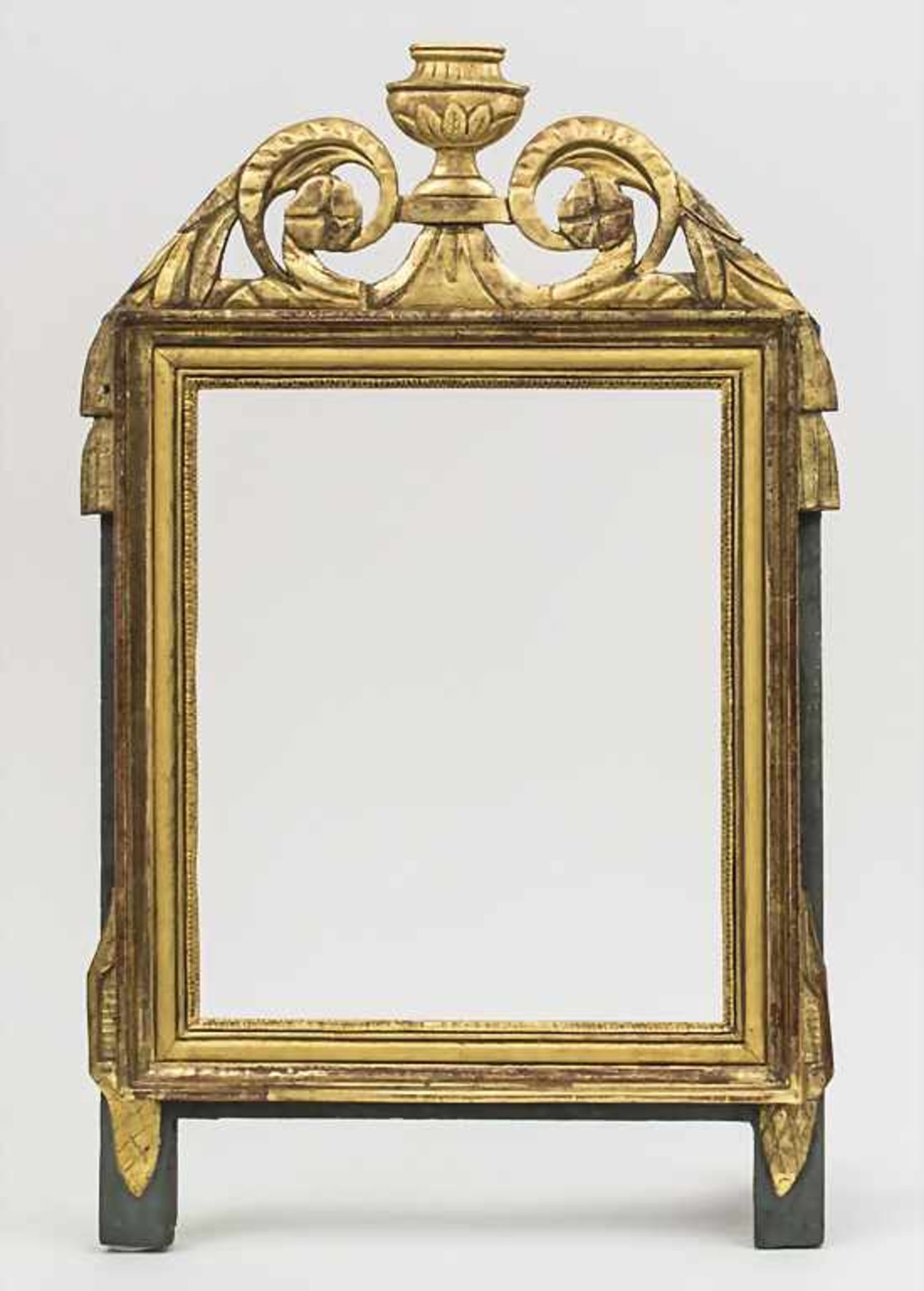 Rahmen mit Vasendekor / A frame decorated with a vase, 18./19. Jh. Material: Holz, geschnitzt,
