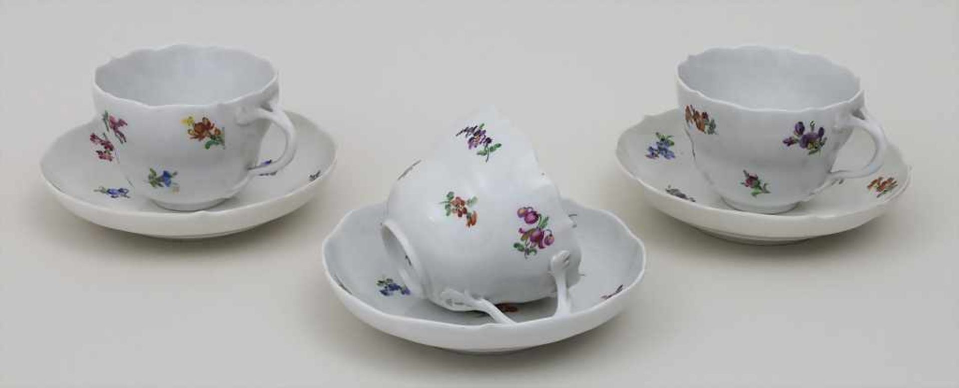 3 Tassen und Untertassen mit Streublümchen / 3 cups and saucers with scattered flowers, Meissen,