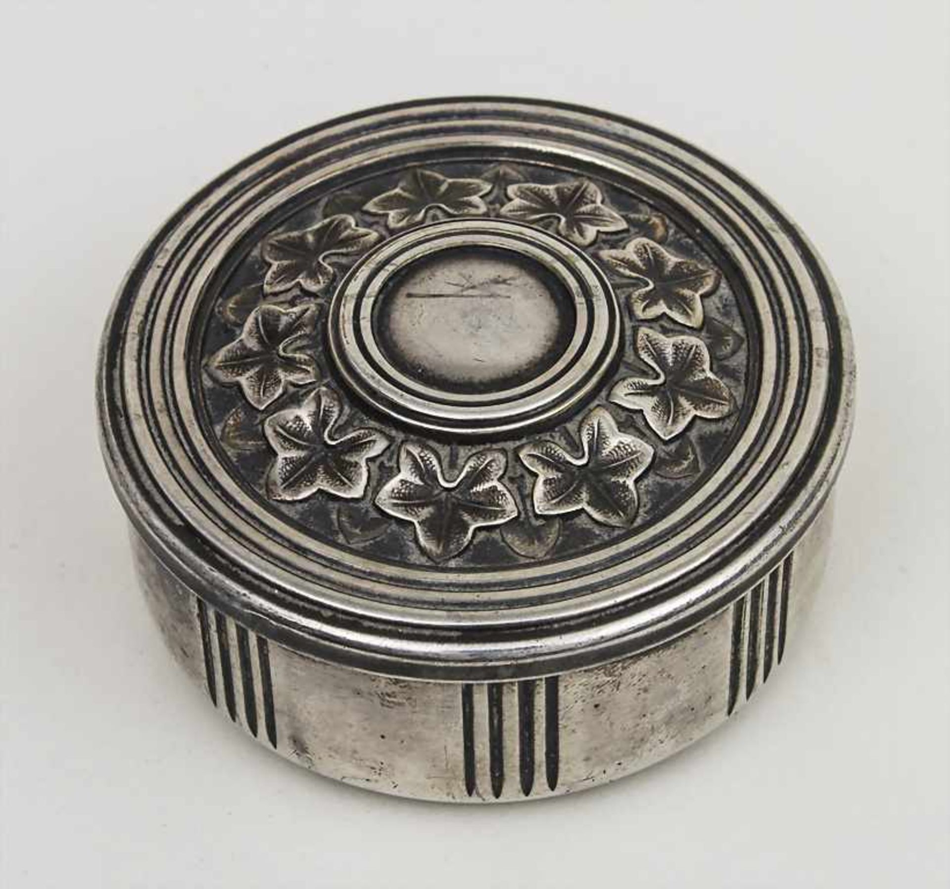 Jugendstil Puderdose / An Art Nouveau powder compact, Christofle, um 1920 Material: Metall,