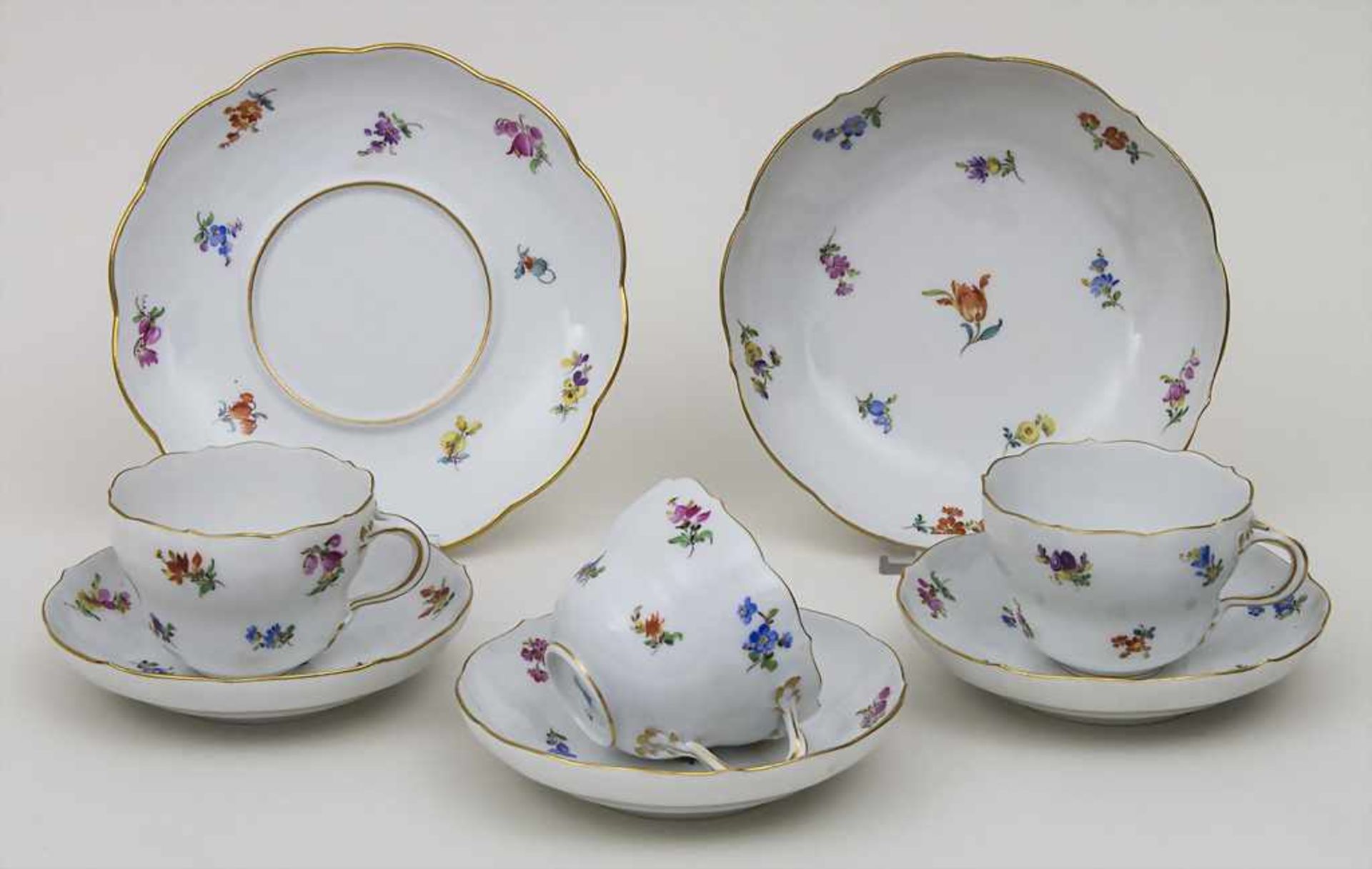 Konvolut Tassen und Schalen mit Streublumen und Goldrand / A collection of cups and bowls with