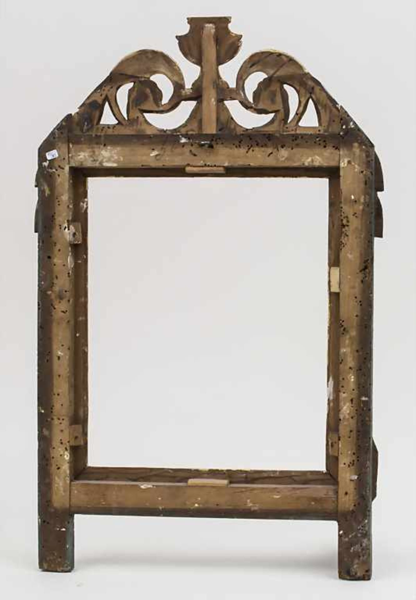 Rahmen mit Vasendekor / A frame decorated with a vase, 18./19. Jh. Material: Holz, geschnitzt, - Bild 2 aus 2