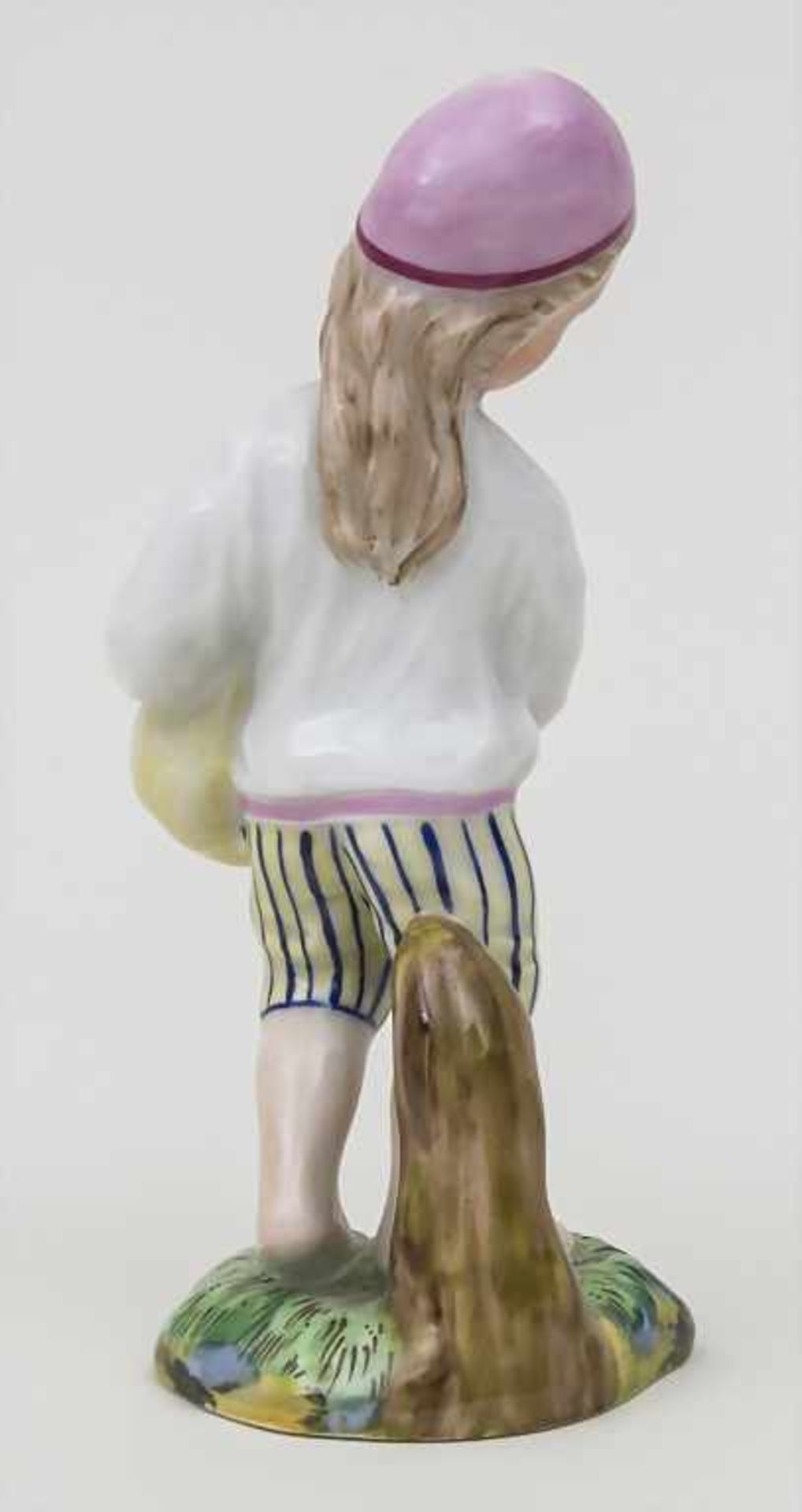 Knabe mit Birnen / A boy with pears, Höchst, Mitte 20. Jh. Material: Porzellan, weiß, polychrom - Bild 3 aus 4