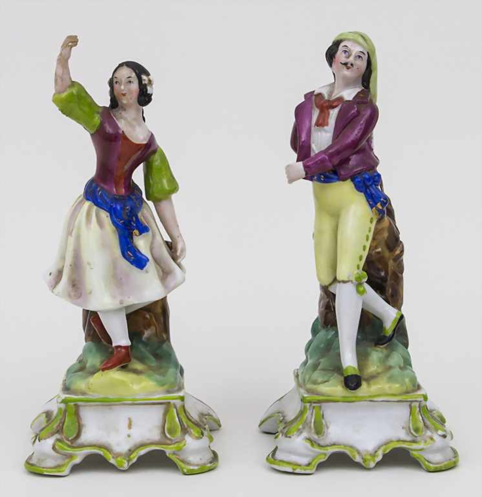 Paar Figurenvasen 'Bauerntanz' / A pair of vases 'dancing couple' Material: Porzellan, glasiert