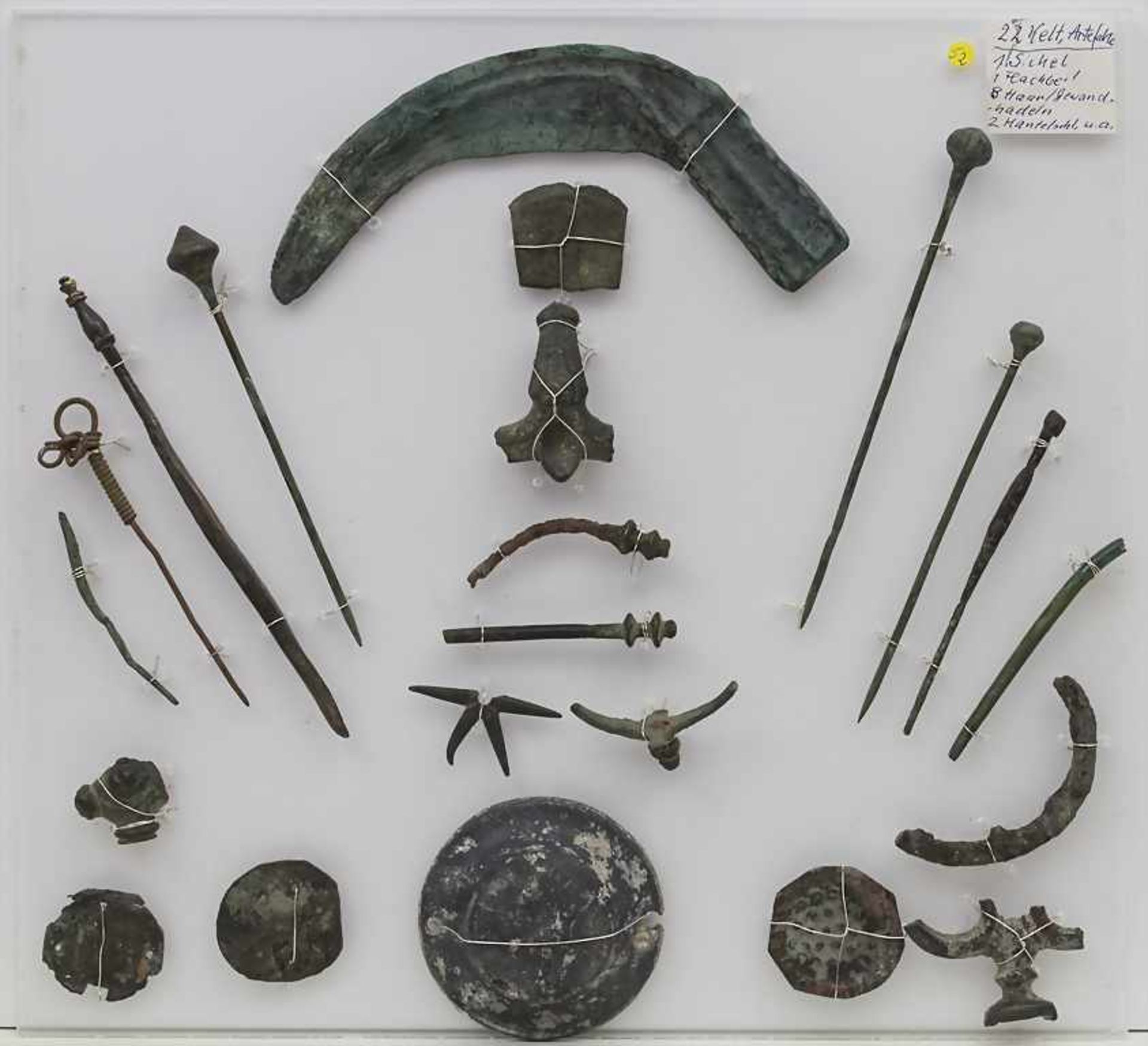 Lot 22 keltische Artefakte / 22 Celtic artefacts Sichel, Flachbeil, Haar- und Gewandnadeln u.a.,