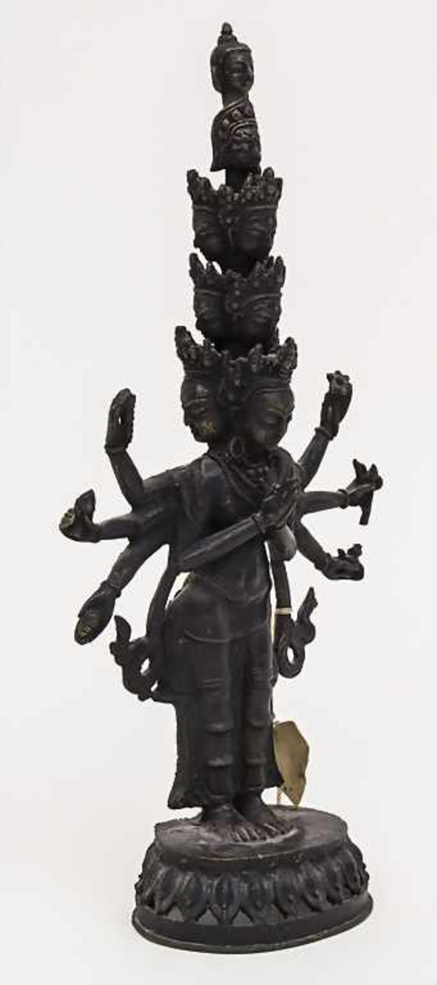 Buddha, Tibet, 20. Jh. Material: Bronze, dunkel patiniert, mit Ausfuhrsiegel,Höhe: 30 cm,Zustand: - Bild 2 aus 3