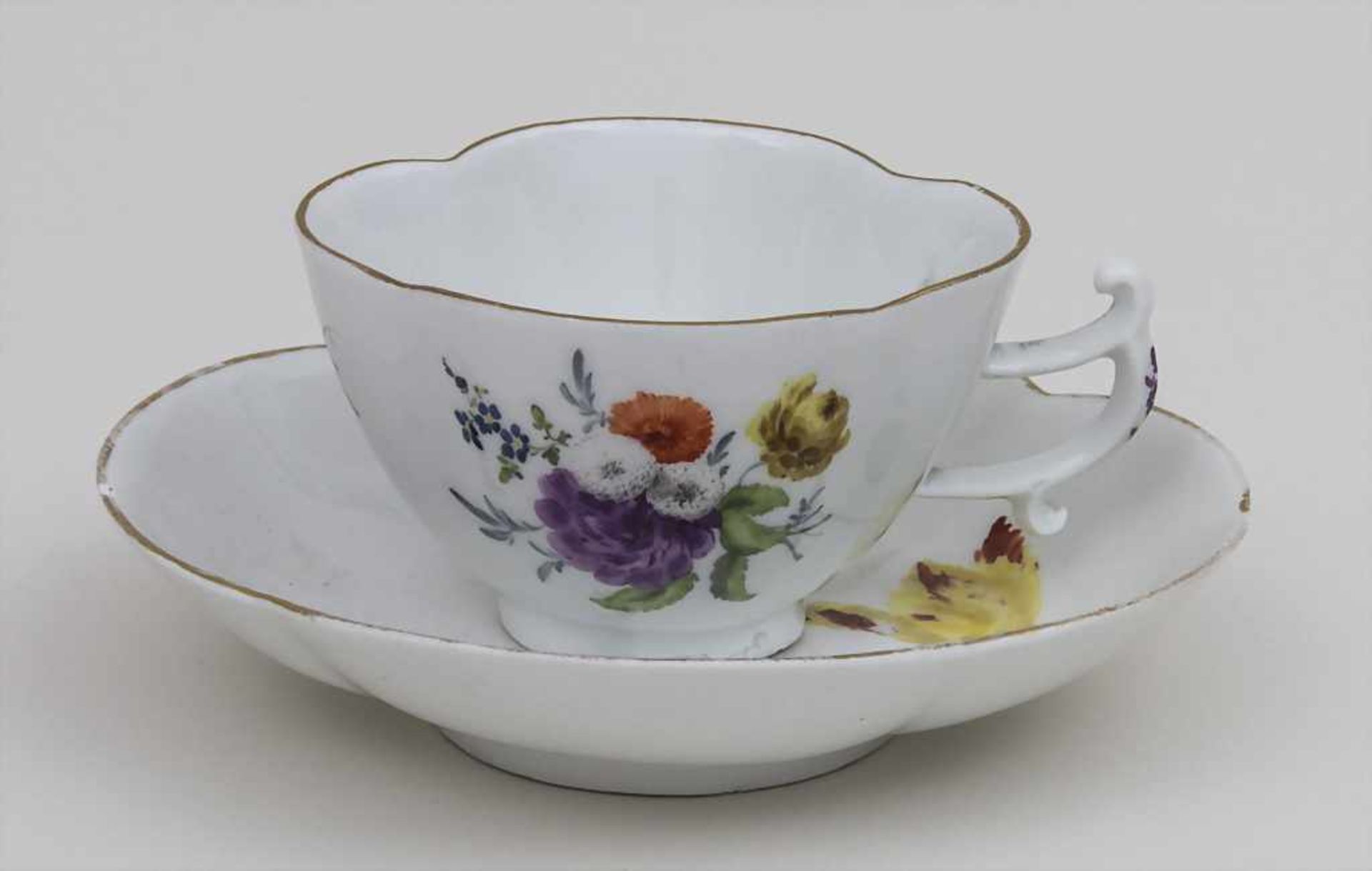 Vierpassige Tasse mit Untertasse / A quatrefoil shaped cup and saucer, Meissen, Mitte 18. Jh. - Bild 2 aus 3