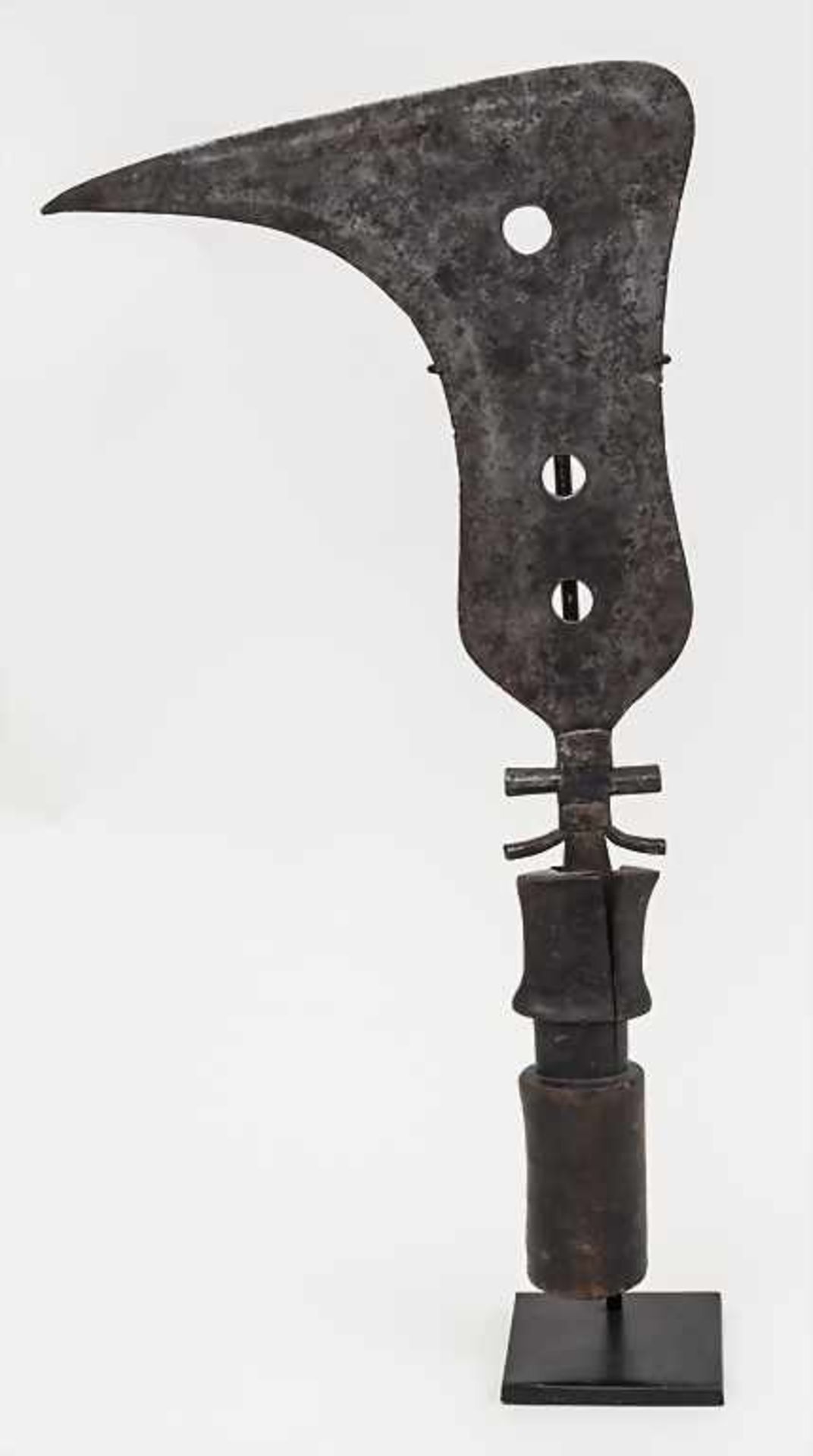 Ritualmesser, Namibia / A Namib knife Material: Eisen, Holz, geschwärzter Metallständer,Maße: L. - Bild 2 aus 2