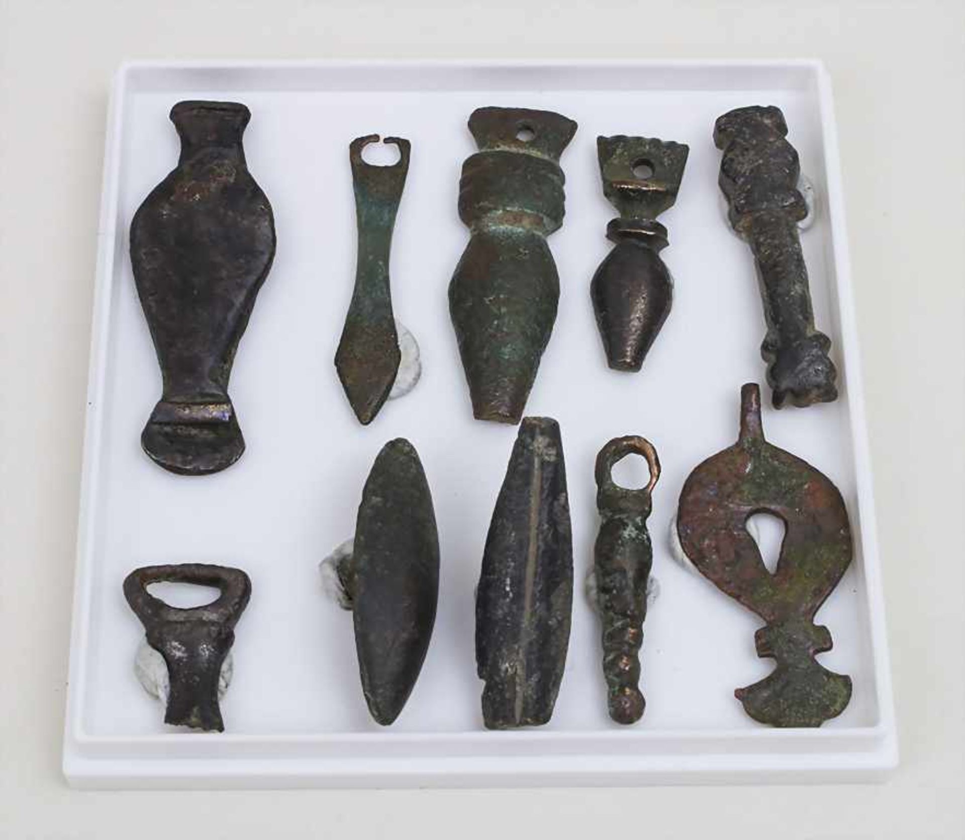 10 römische Schutzamulette / 10 Roman protective amulets Phallus, Vulva etc.,Länge: max. 4,4 cm,