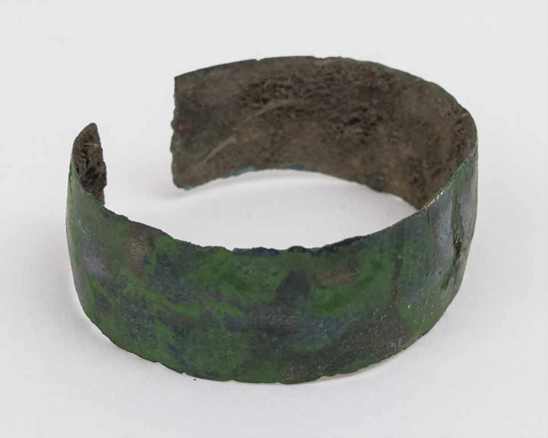Römischer Bronze-Armreif / A Roman bronze bracelet Maße: D. 3,8 cm, B. 1,5 cm,Herkunft: aus alter