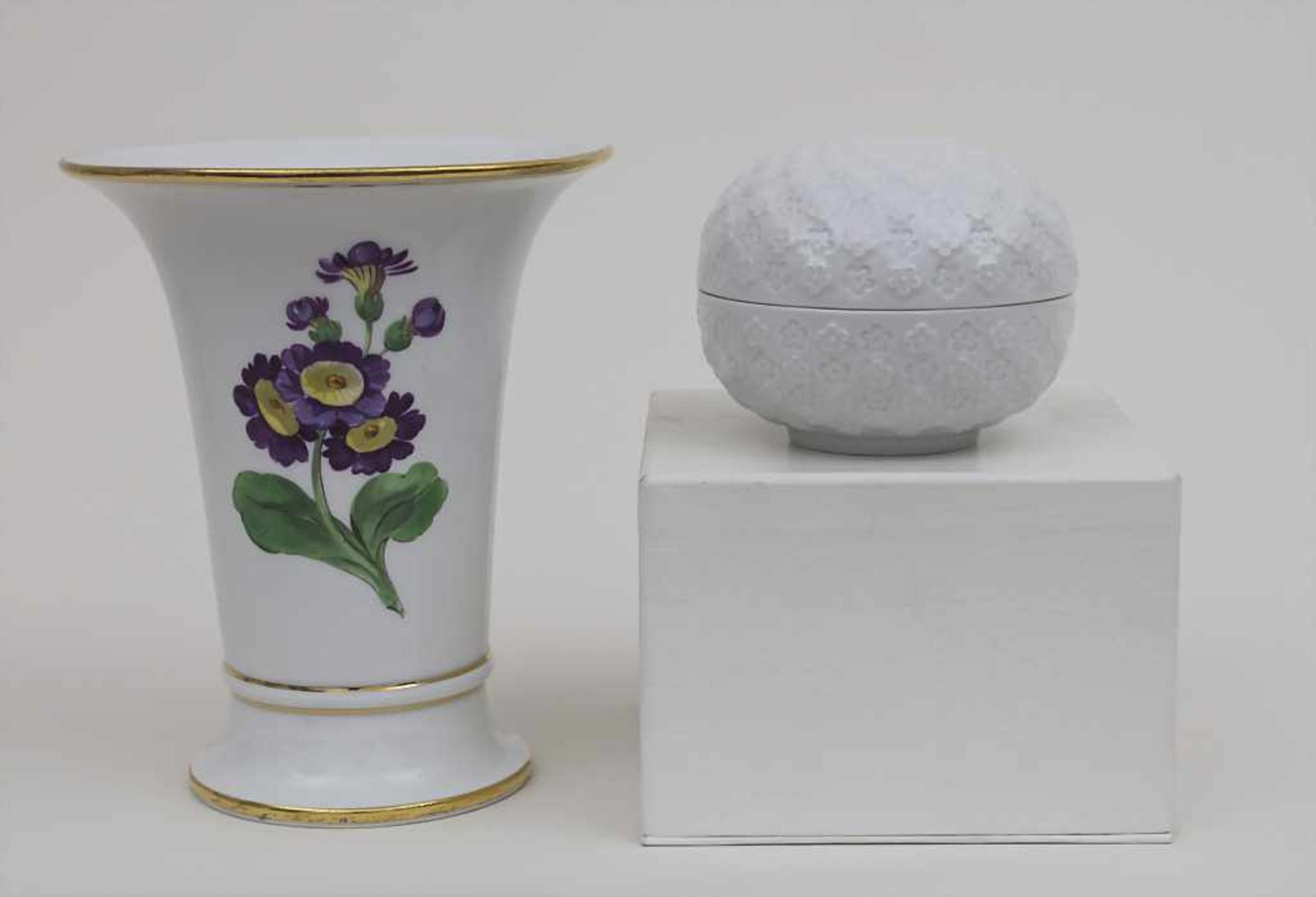 Kratervase mit Blumen und Deckeldose mit Blütenrelief / A vase and box, Meissen, 1924-1947 Material: