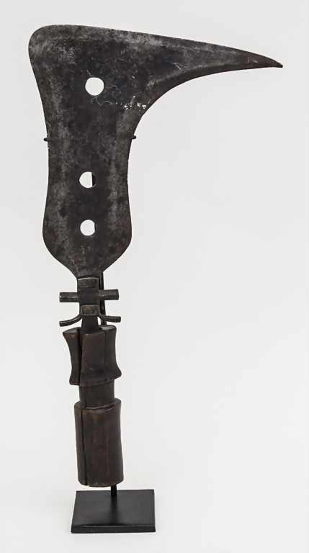 Ritualmesser, Namibia / A Namib knife Material: Eisen, Holz, geschwärzter Metallständer,Maße: L.