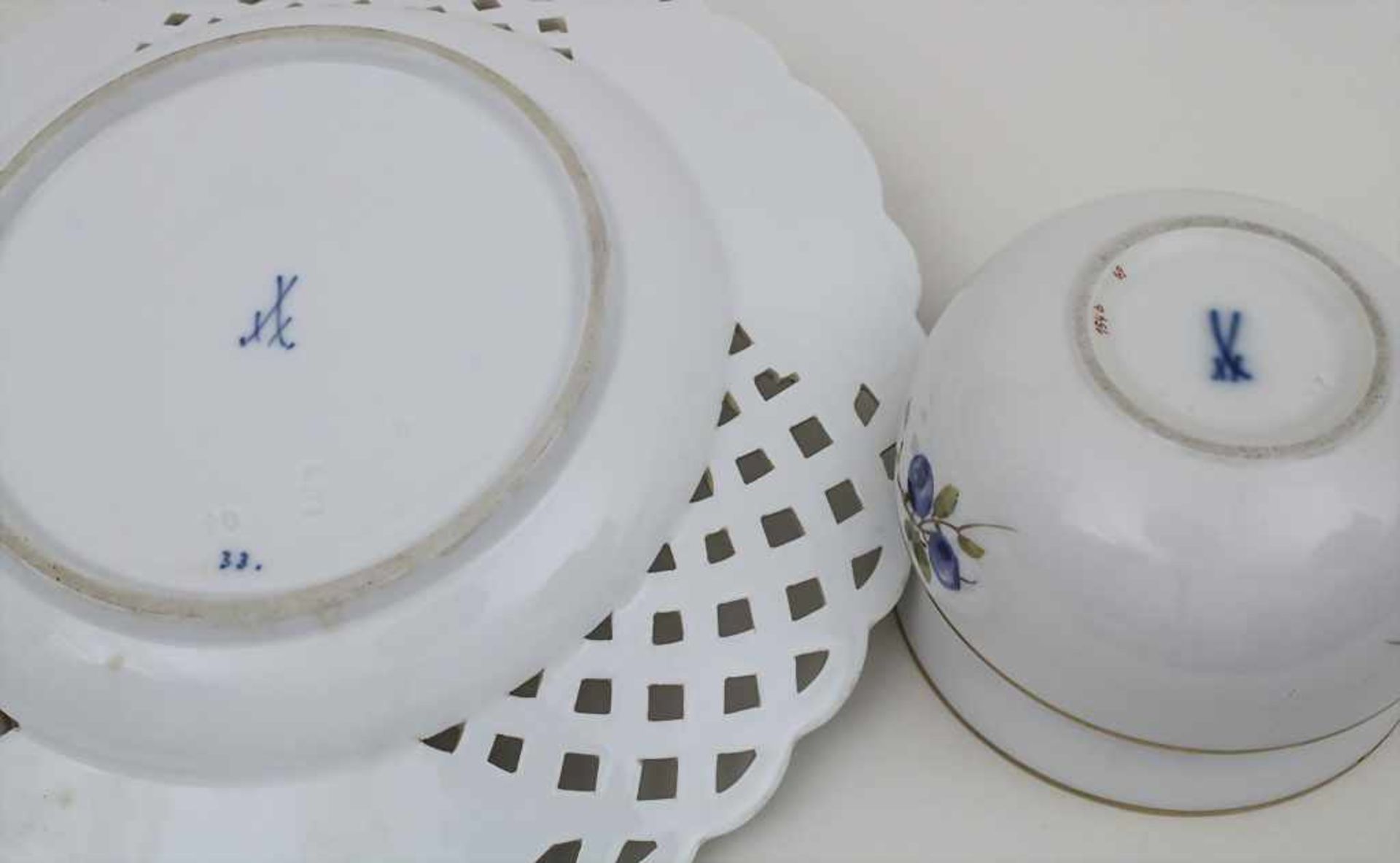 Runde Deckeldose und Durchbruchteller / A round lidded box and a dish, Meissen, 20. Jh. Material: - Bild 2 aus 2