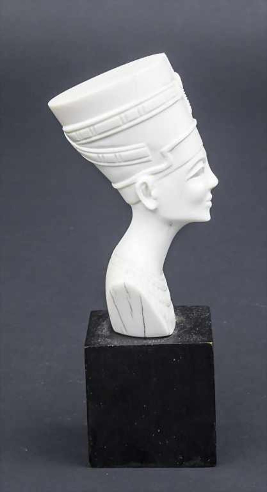 Ägyptische Frauenbüste / An Egyptian female bust, um 1900 Material: Elfenbein geschnitzt, - Bild 2 aus 2
