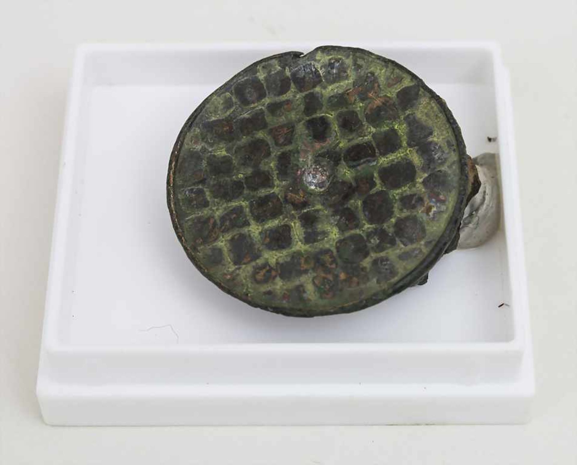 Römische Scheibenfibel mit Würfelmuster / A Roman disc fibula with basket weave Durchmesser: 2,5