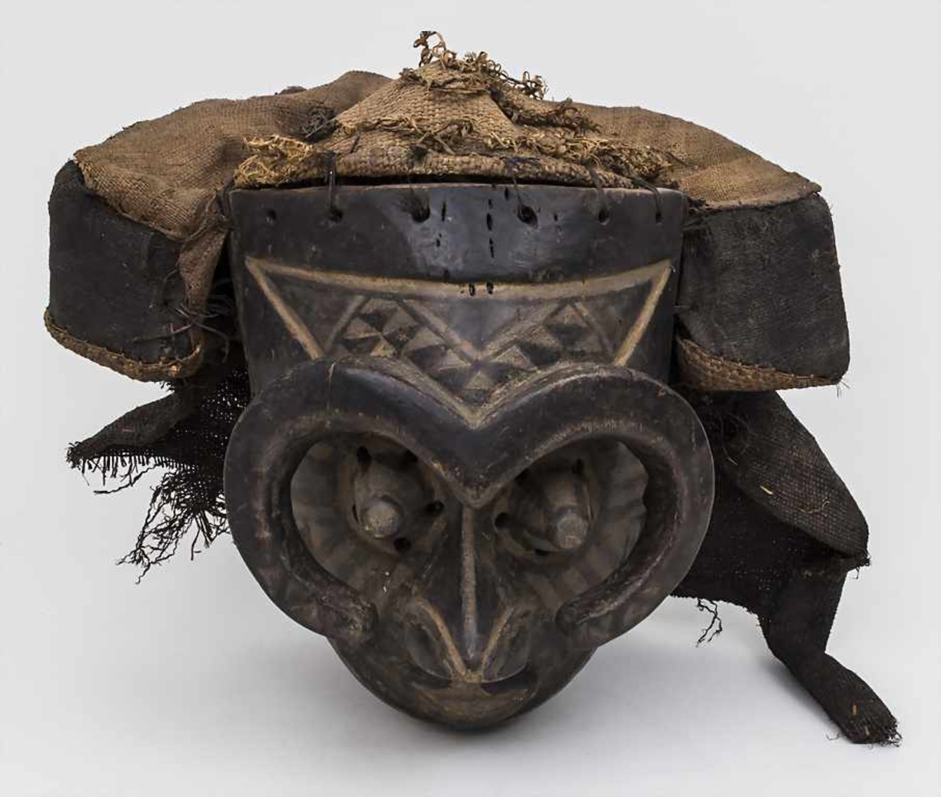 Chamäleon-Maske / A chameleon mask, Bakuba, Kongo Material: Holz, geometrischer Kaolin-Dekor