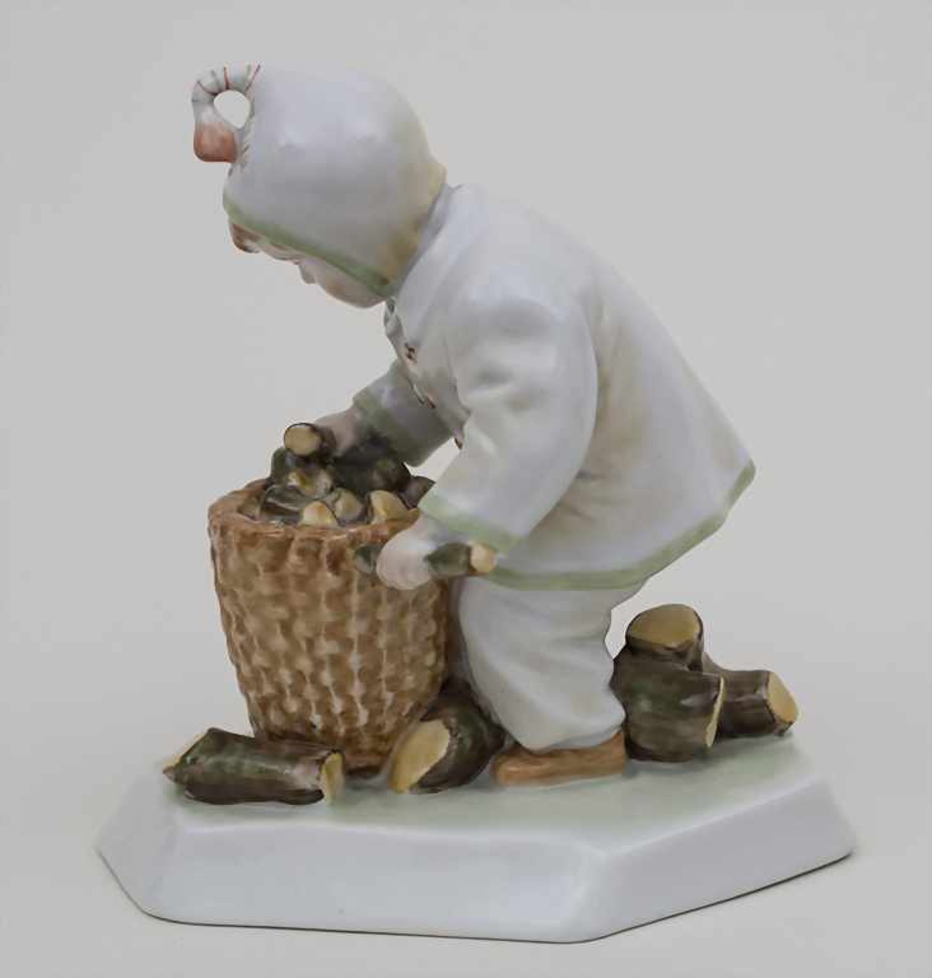 'Holz sammelnder Junge' / 'A boy collecting wood', Zsolnay, Pecs Material: Porzellan, glasiert und - Bild 2 aus 4