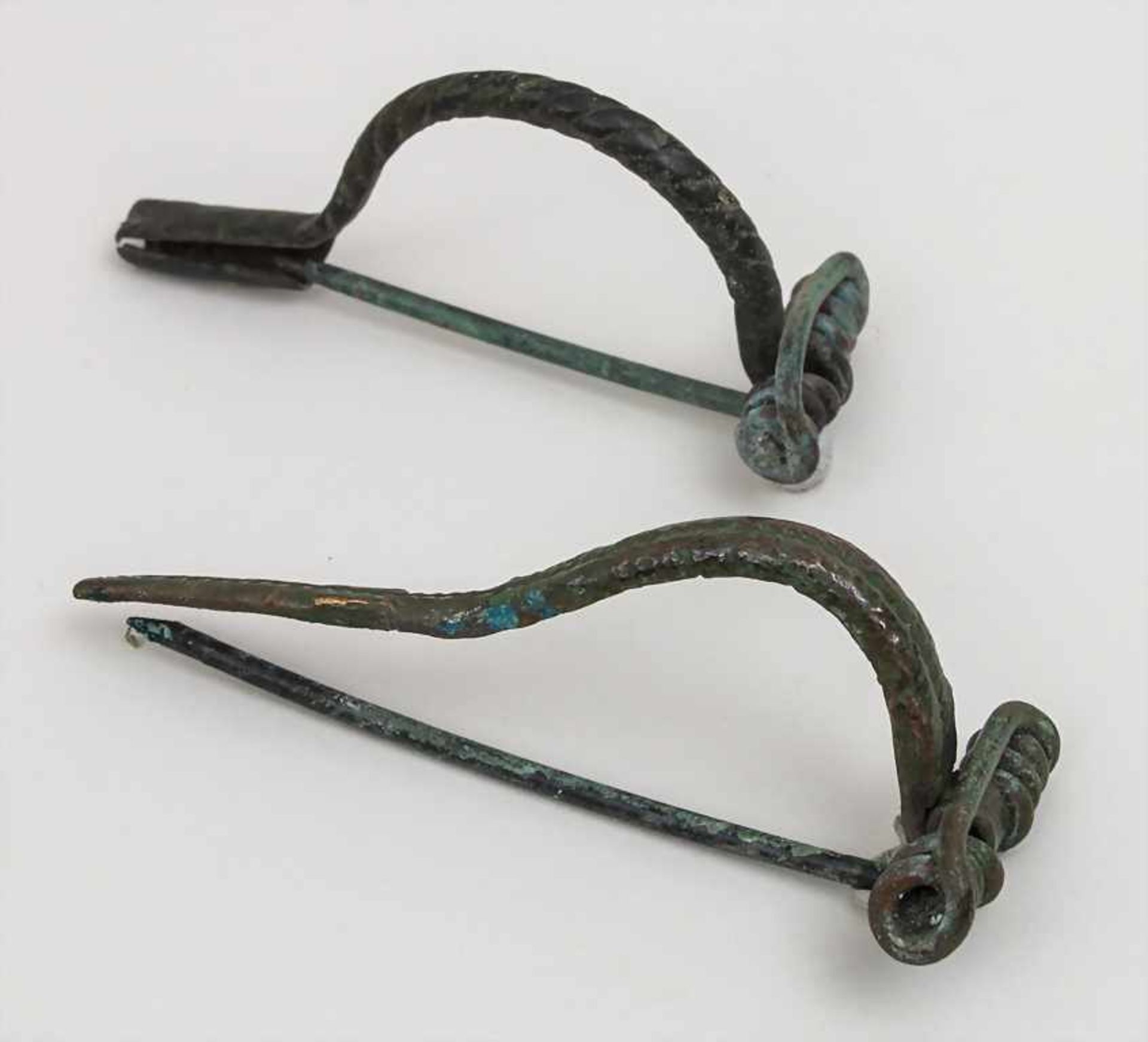 2 keltische Bogenfibeln / 2 Celtic bow fibulae Länge: 6,8 u. 6,2 cm,Herkunft: aus alter Sammlung+