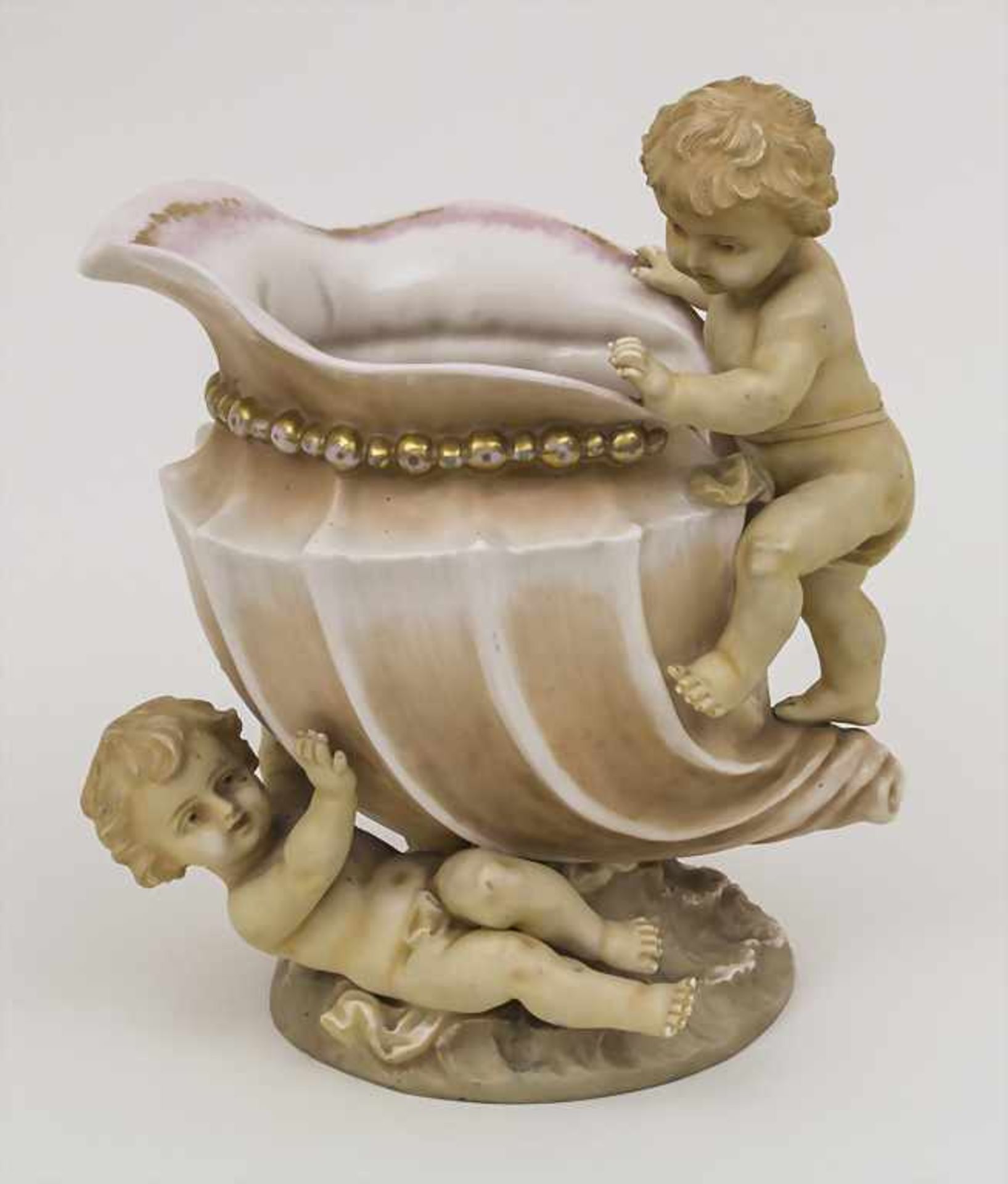 Zierkanne mit Putten / A decorative jug with putti, L. Strauss & Sons, Rudolstadt, um 1900 Material:
