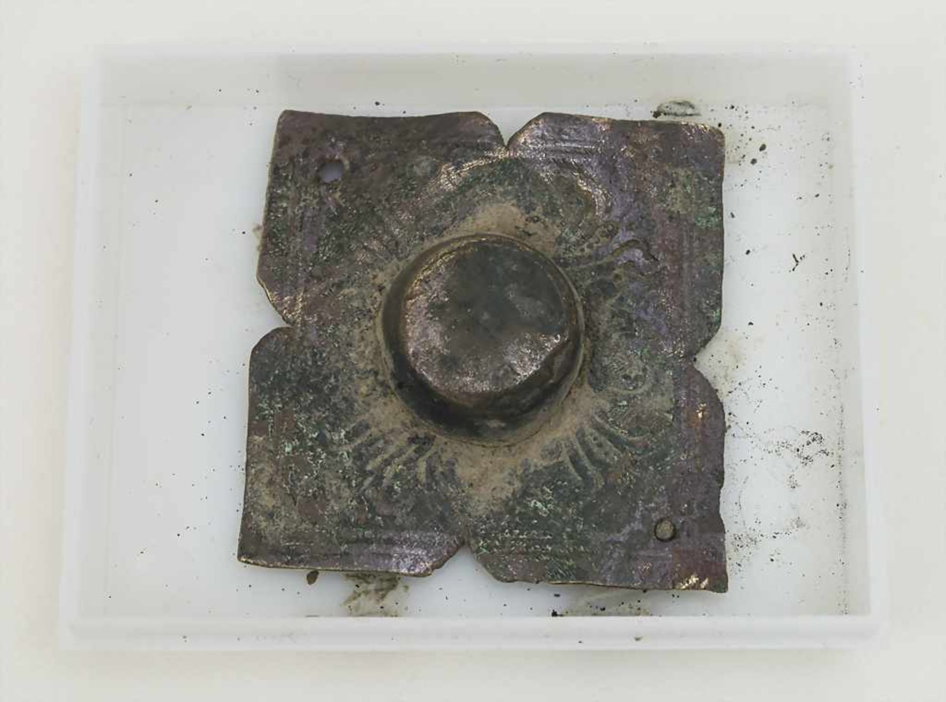 Römischer Zaumzeug-Beschlag / A Roman horse tack application Maße: 3,4 x 3,4 cm, Herkunft: aus alter