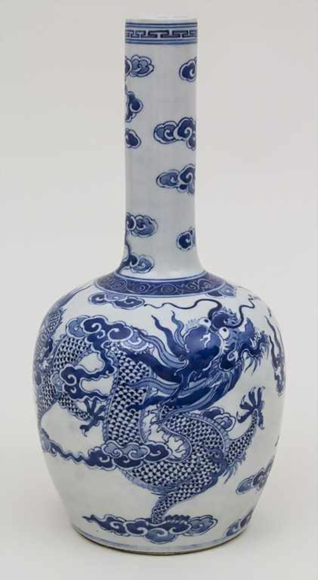 Langhalsvase / A long throat vase, China, 19./20. Jh. Material: Porzellan, unterglasur Blaumalerei