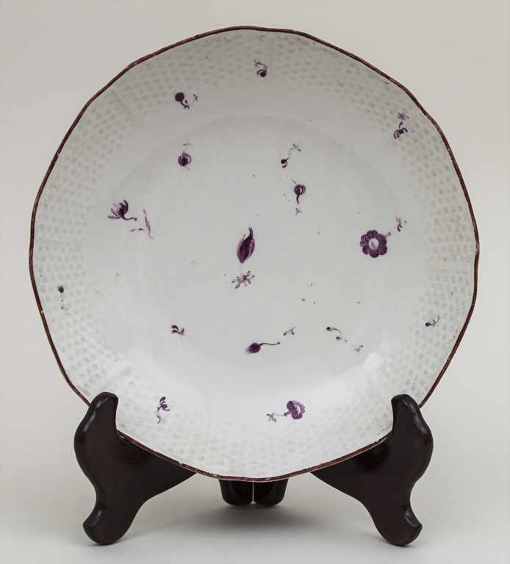 Teller mit Purpur-Streublumen / A plate with purple scattered flowers, J.A. Hannong, Frankenthal,