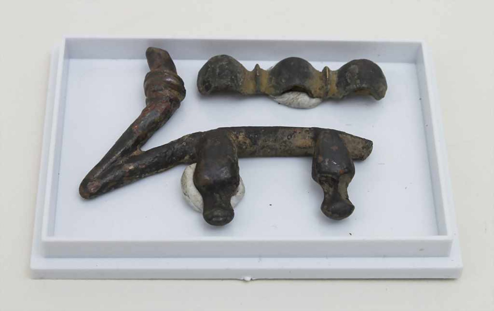1 keltische Gürtelschnalle (Fragment) / A Celtic buckle (fragment) Maße: ca. 4 x 3 cm sowie 29 x 6